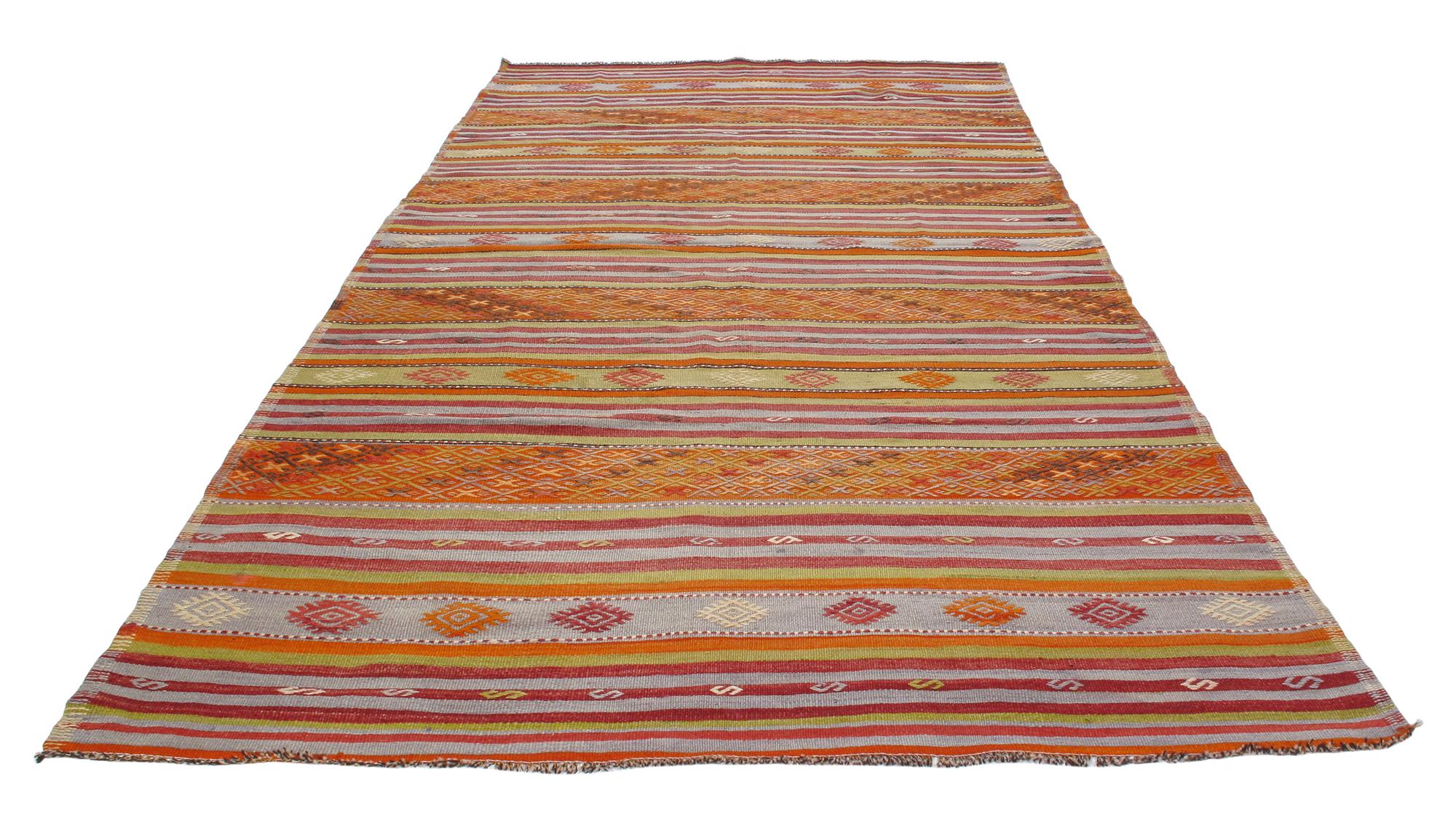 NASIRI Teppiche Vintage gestreifter Stammes-Kilim-Teppich  (Türkisch) im Angebot