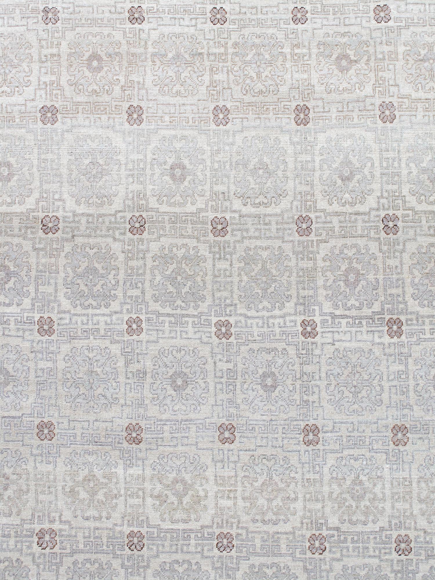 Khotan-Teppiche werden in Ostturkestan hergestellt und wegen ihrer Nähe zum gleichnamigen kulturellen Zentrum auch als Samarkand-Teppiche bezeichnet. Dieser Teppich wurde mit denselben alten Techniken aus handgesponnener persischer Wolle und