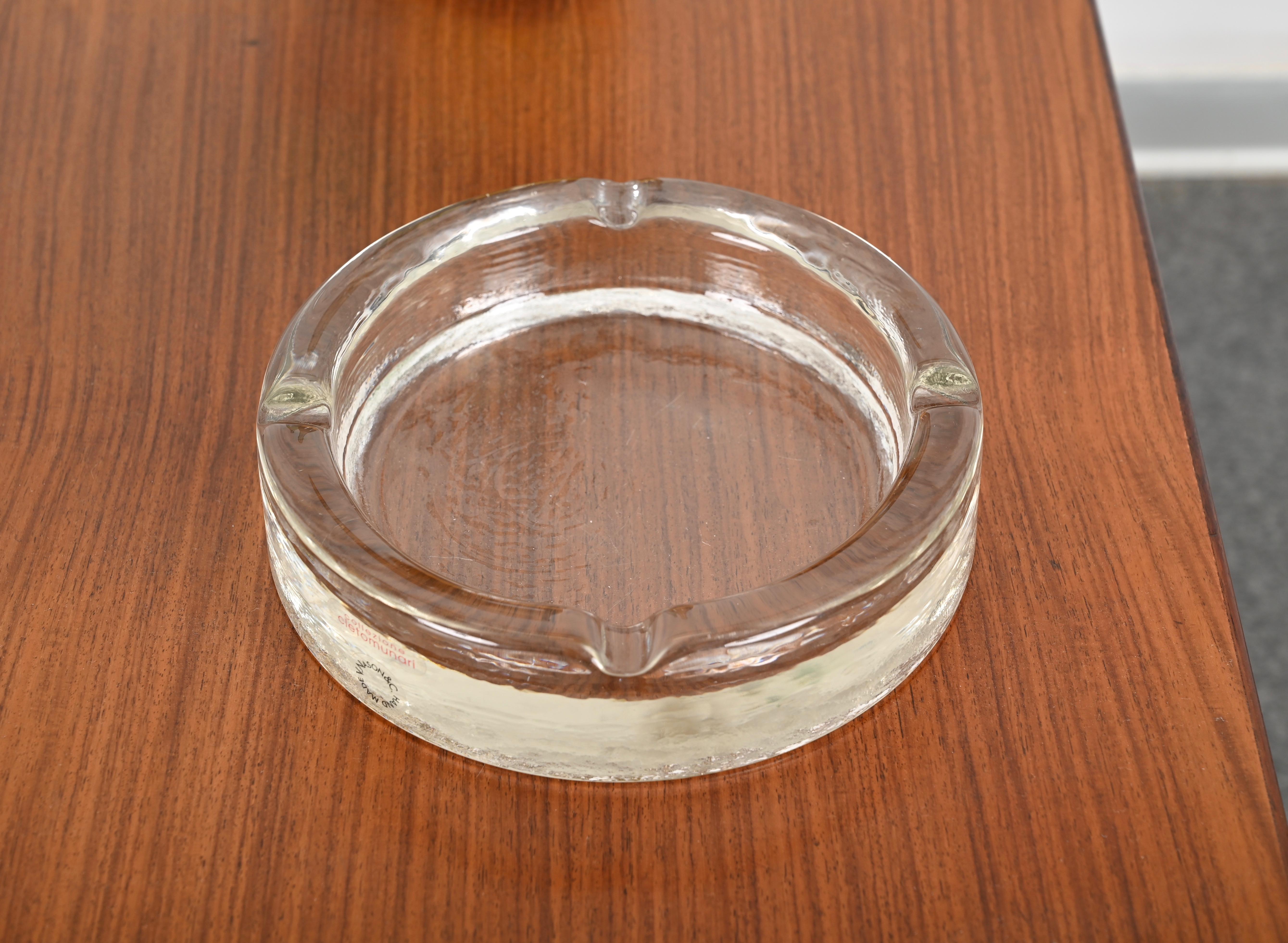 Fantastischer Aschenbecher aus Murano-Eisglas, entworfen von Cleto Munari und hergestellt von Nason in Italien in den 1980er Jahren. Diese wunderschöne große Aschenbecher ist in erstaunlichen Bedingungen und hat immer noch seine ursprüngliche Label