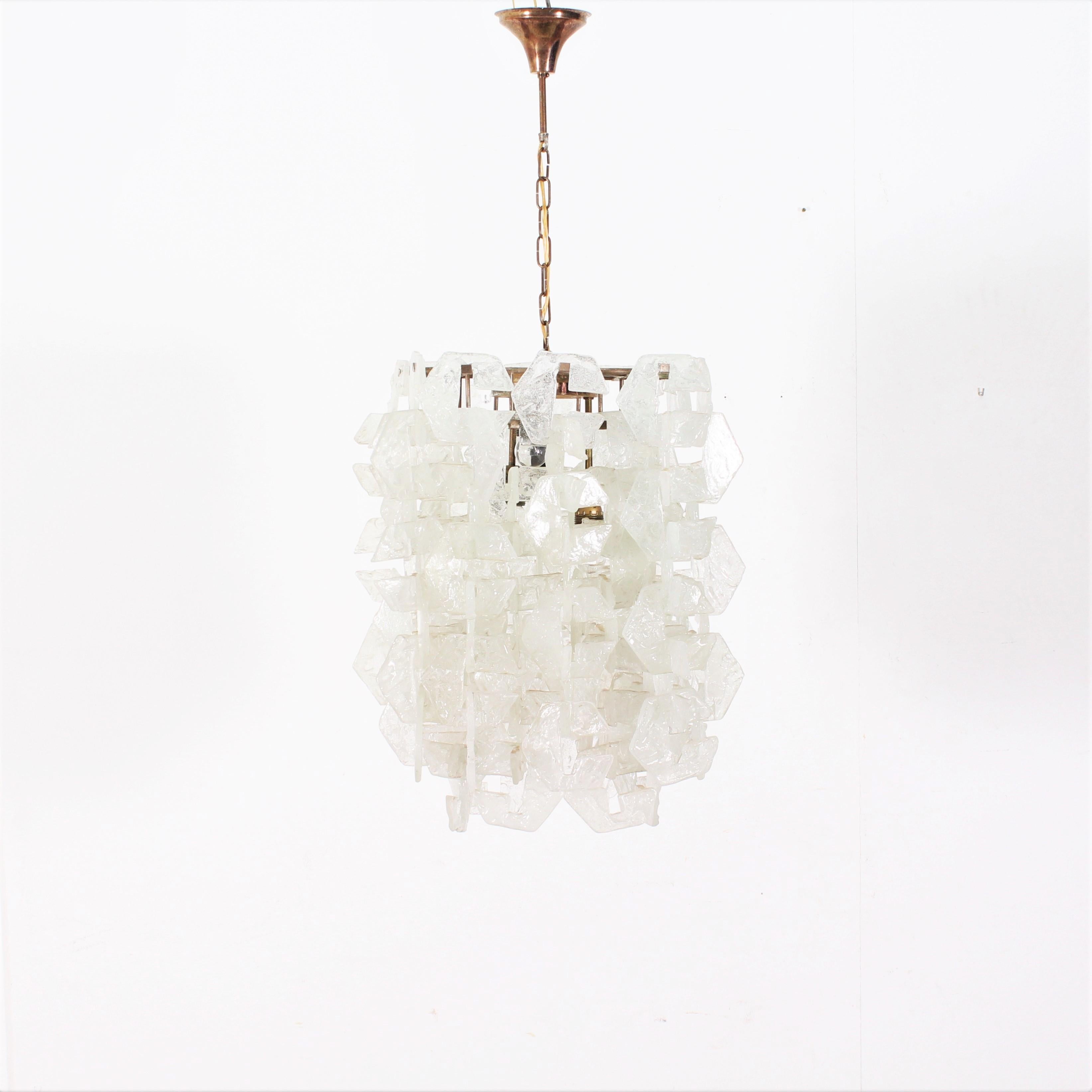 Amazing drop chandelier by Carlo Nason for Mazzega 1960s Italy, with a square-shaped steel structure, with flat hexagonal C-shaped rings in Murano glass interlocking with each other. Four light points at staggered heights with E27 lamp base.
Wear