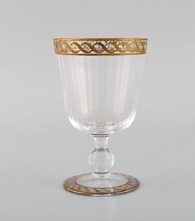 Nason & Moretti, Murano. Sept verres à vin rouge en verre d'art soufflé à la bouche avec décor peint à la main en turquoise et or. 1930s.
Mesures : 12.5 x 7,8 cm.
En parfait état. Légère usure sur l'or.