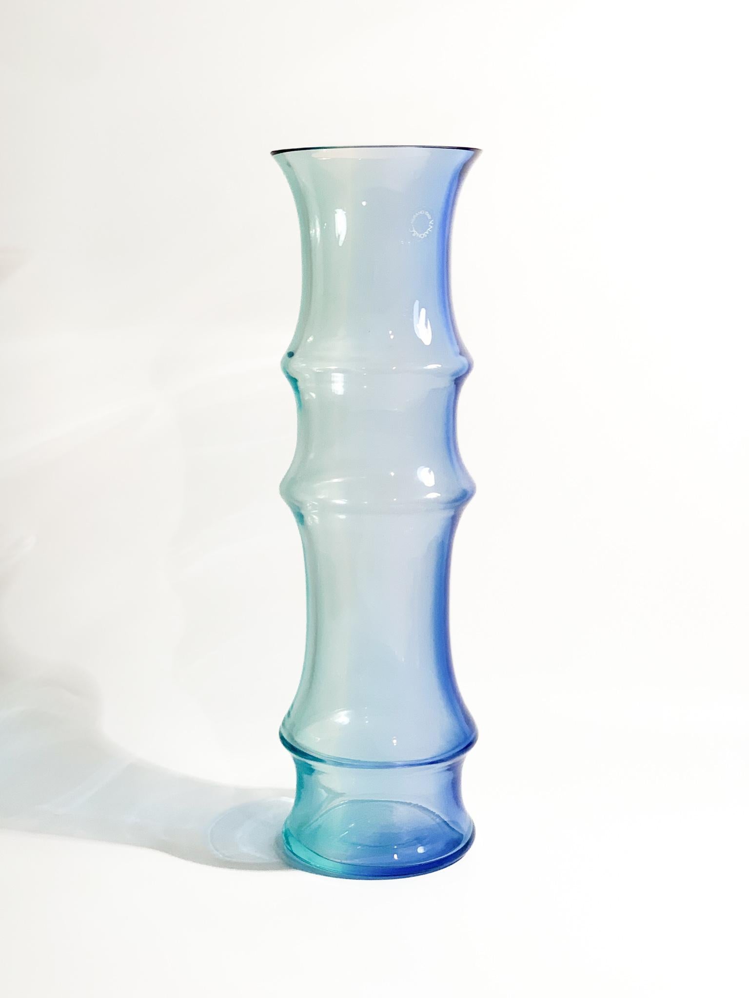 Vase en verre de Murano bleu clair et bleu, modèle Bambù, réalisé par Nason dans les années 1980.

Ø cm 12 h cm 40

Carlo Nason, né à Murano en 1935 d'une des plus anciennes familles de verriers de l'île, il était un grand maître verrier. Il grandit