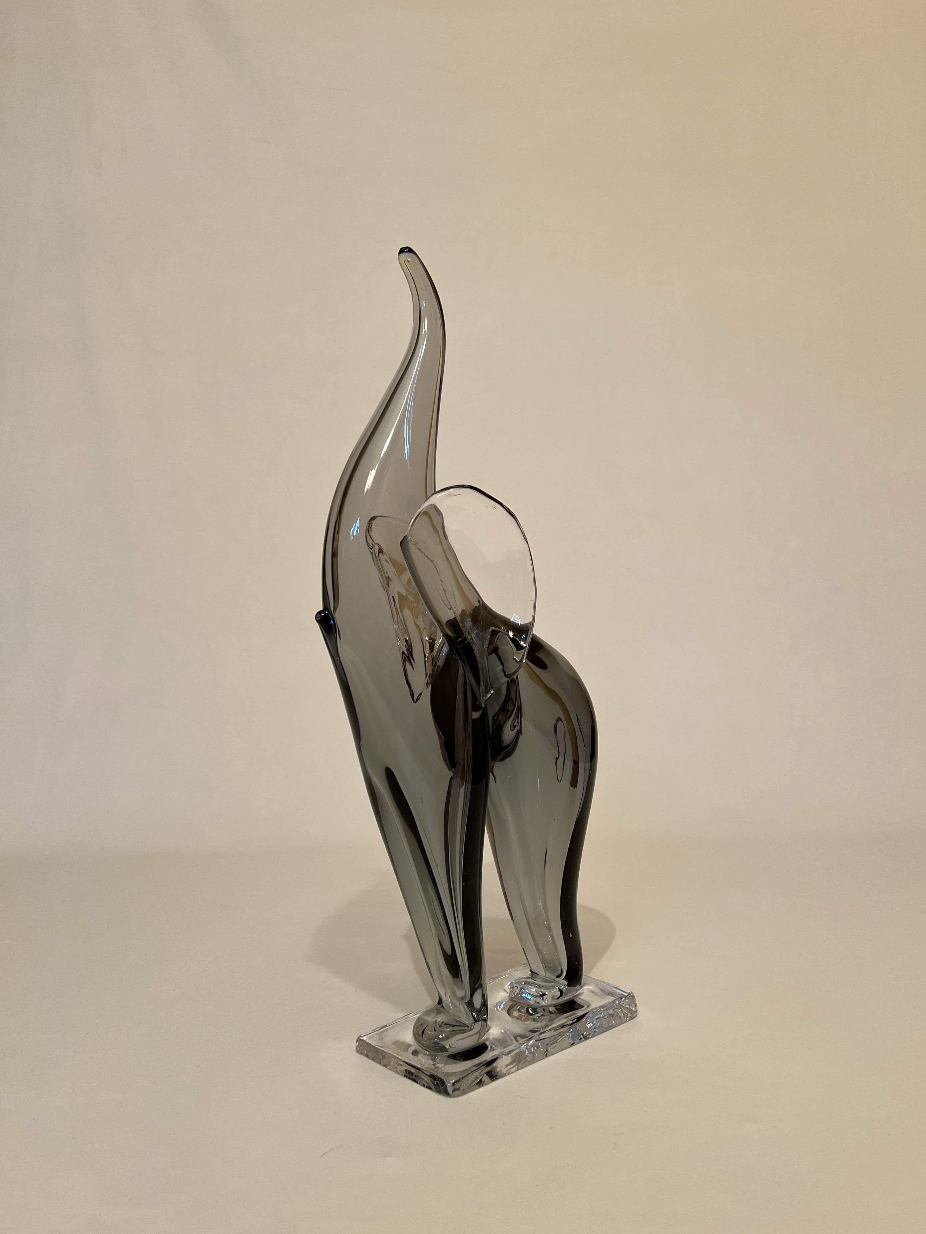 Elegant elephant statue in Murano glass made by the famous NasonMoretti company in 1950. An elegant decorative object in shades of black, grey and transparent, its sinuous shapes will enrich any corner of your home.
In the 1950s, the company's fame