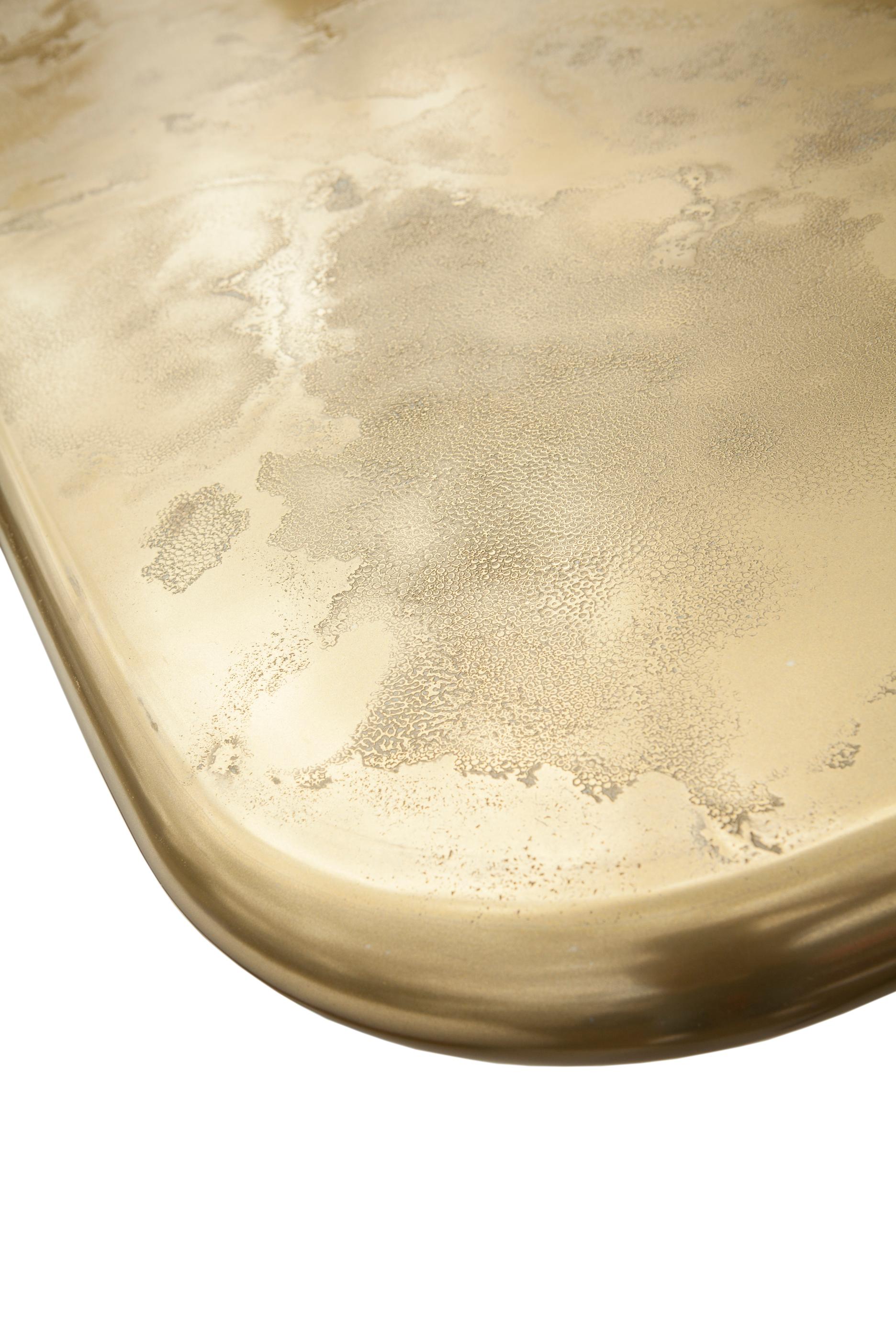 The Nassau dining table shows the capability of liquid metal as a new medium to create exquisite textures created by mixing pure metals with resins.

Here we make a champagne gold metal finish with a strong organic texture which is applied to a