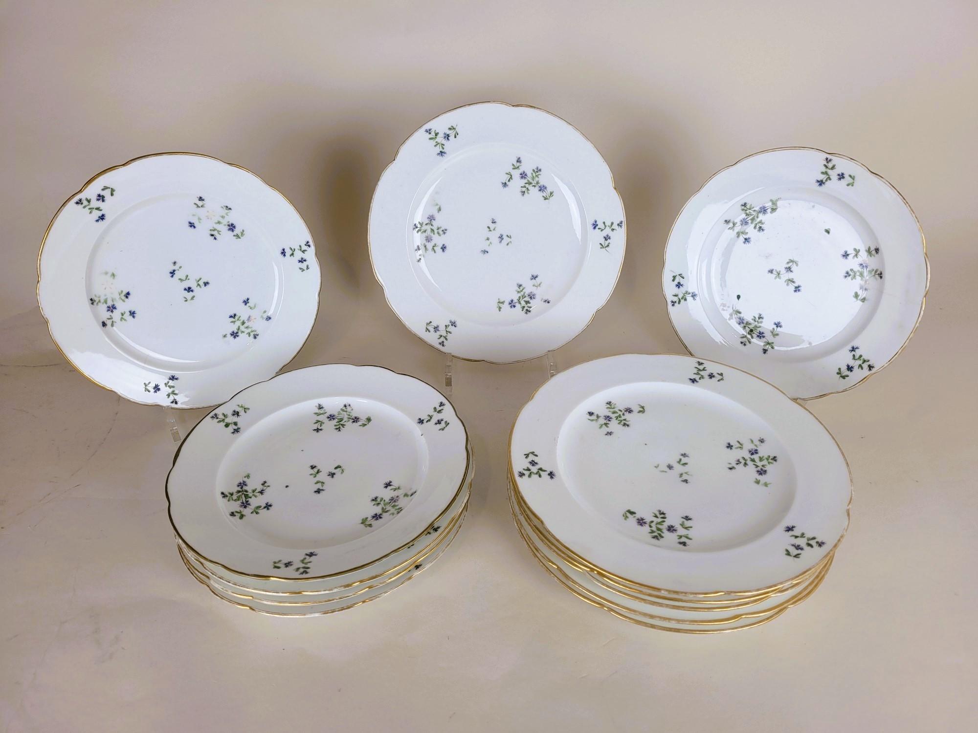Nast à Paris, series of 12 plates in white porcelain, with scalloped edges, barbel model, with gold highlights

Slight wear of time, 4 plates with a 