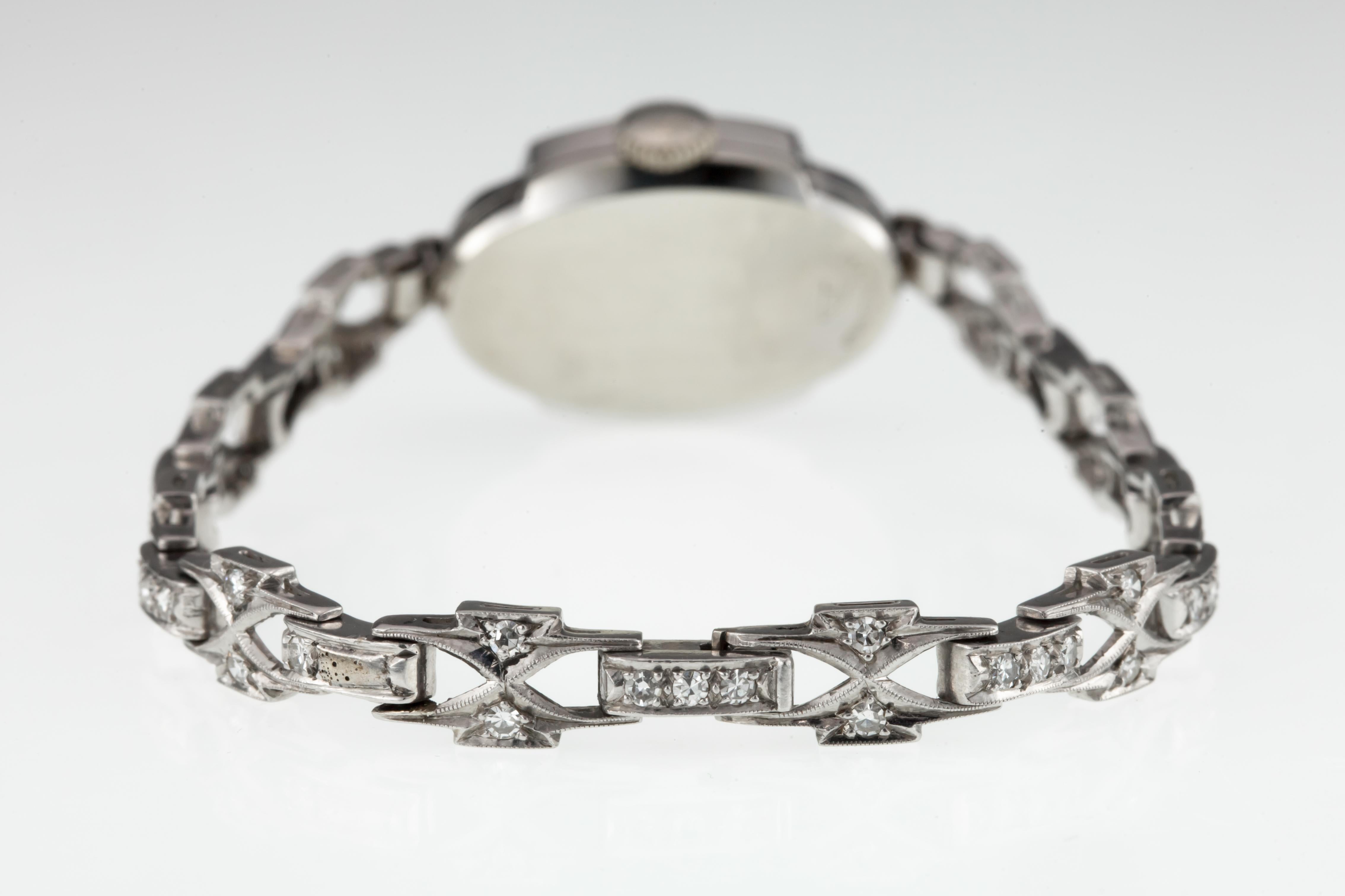Nastrix Montre habillée à remontoir à la main en or 14 carats et platine avec bracelet en diamants pour femmes en vente 1
