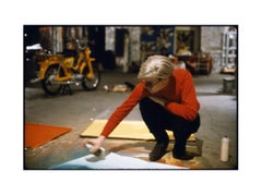 Nat Finkelstein, Andy Warhol mit Sprühfarbe und Moped, The Factory NYC, 1966 