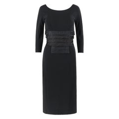 NAT KAPLAN c.1960s - Robe fourreau plissée à taille plissée en satin de soie noire col bateau