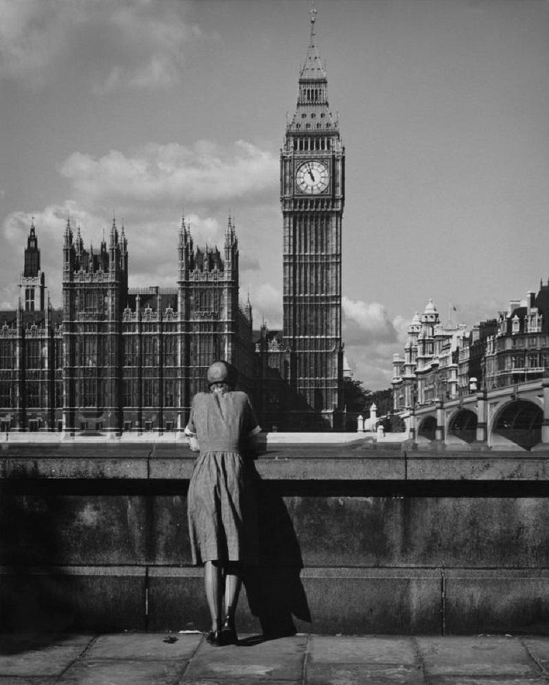 "Big Ben From The South Bank" von Nat Norman

Eine Frau blickt über die Themse auf den Palace of Westminster, London, um 1955. 

Ungerahmt
Papierformat: 16 "x 12'' (Zoll)
Gedruckt 2022 
Silbergelatine-Faserdruck
