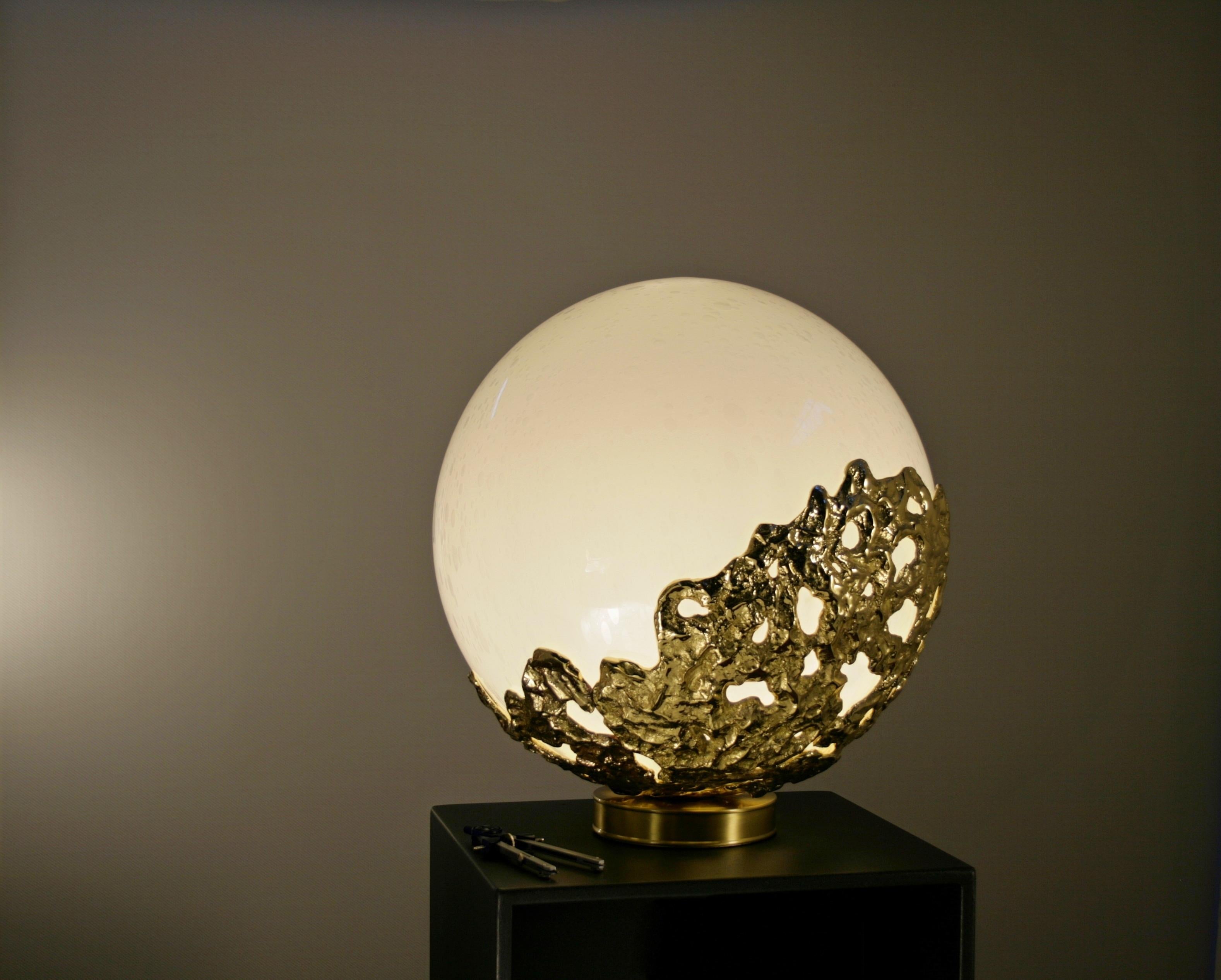 Esperia’s moon. There is not much more to say. The “pulegoso” decoration of the glass takes us to the surface of the moon. Brotto added an artistic cast brass shell to the already complete design of the planet, to further enhance the effect of light
