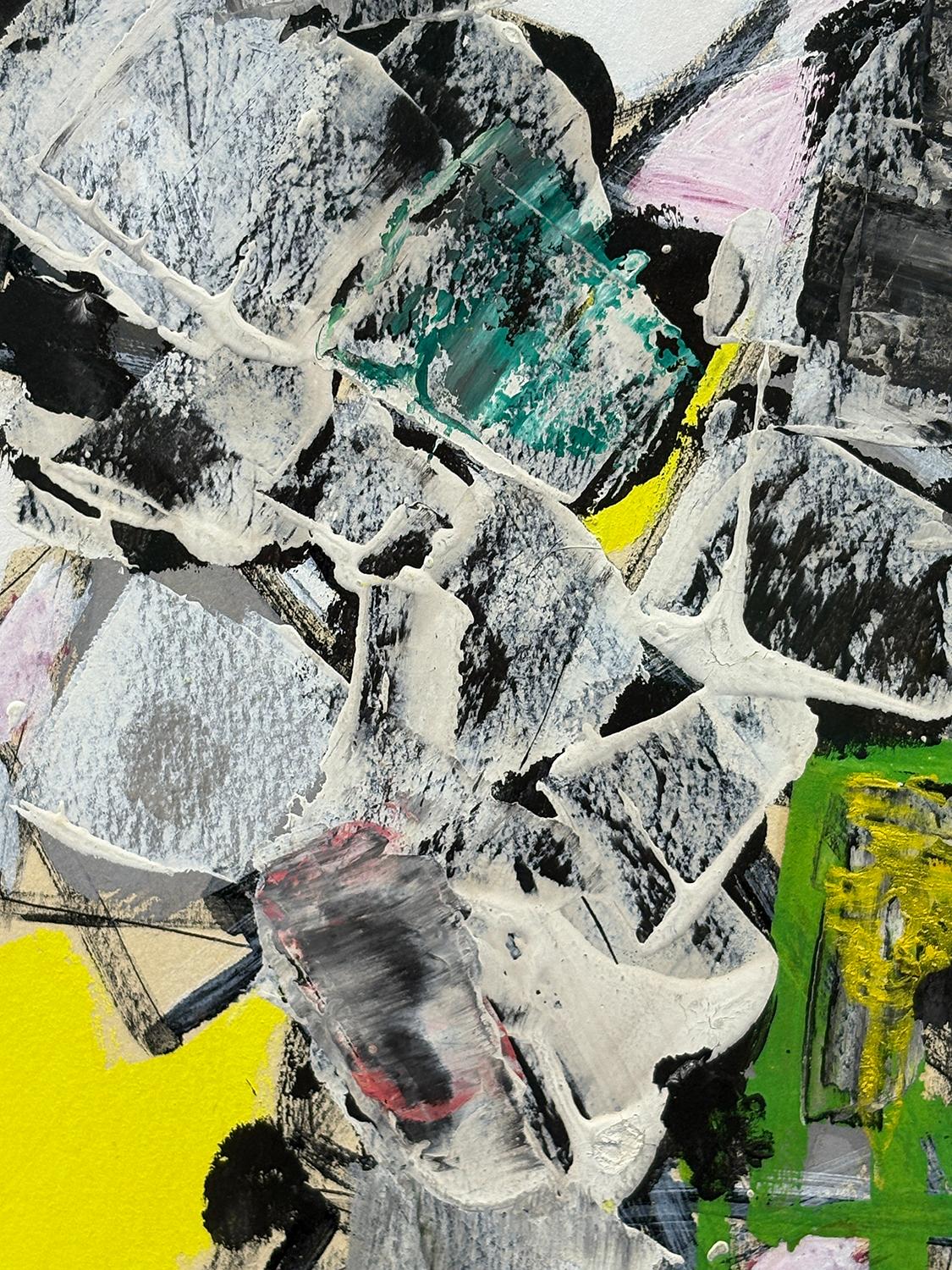 Yellow and Green Composition est un exemple frappant et lyrique du style abstrait mature de Natalia Dumitresco, rendu ici à une échelle intime. Il est également encadré dans un cadre unique et personnalisé pour l'œuvre d'art, qui comprend une