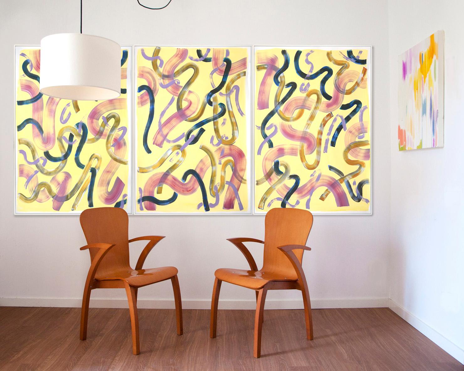 Abstraktes Gemälde, Triptychon aus gelben Eierschalen-Gemälde, lila organische Pinselstriche – Painting von Natalia Roman