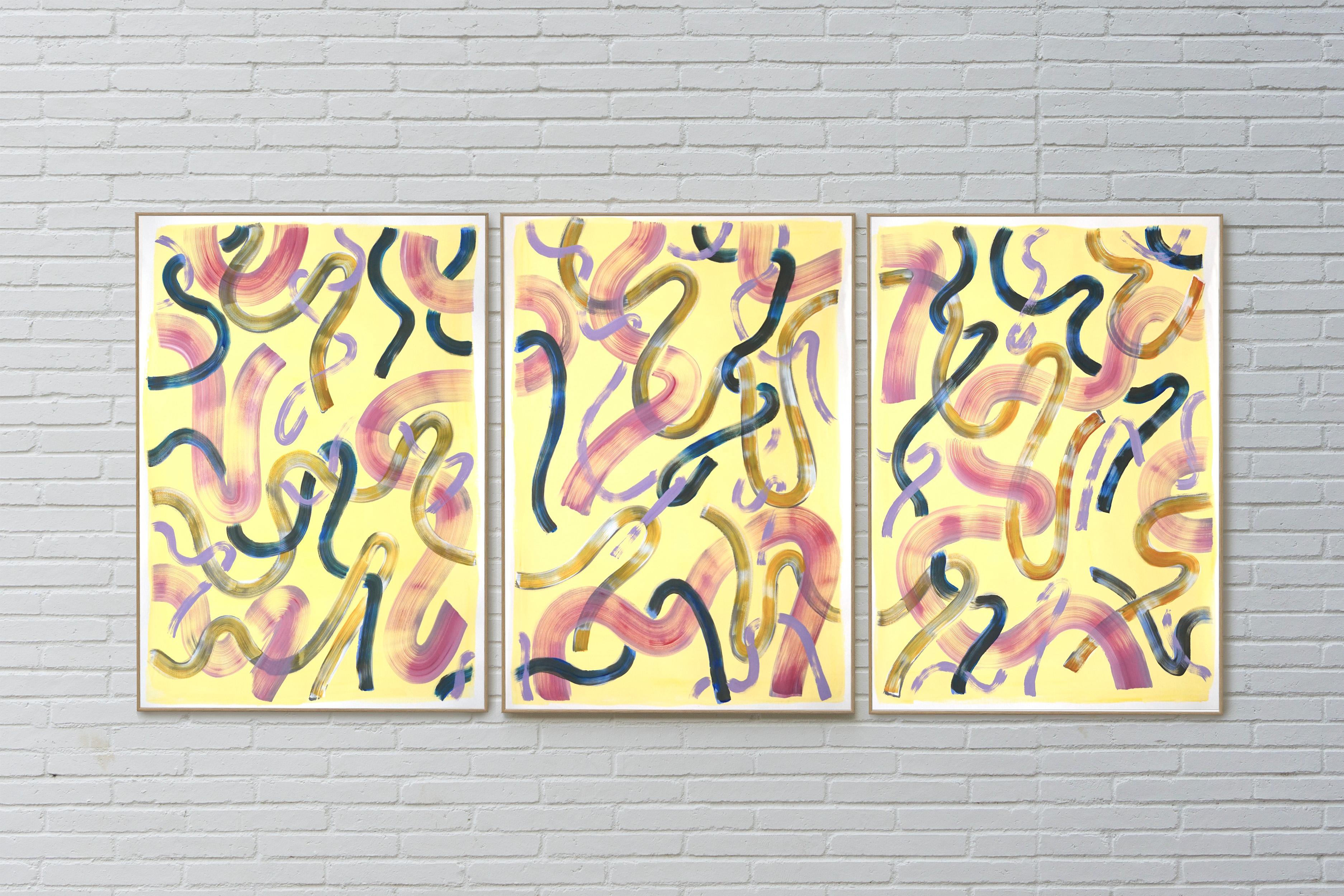 Abstraktes Gemälde, Triptychon aus gelben Eierschalen-Gemälde, lila organische Pinselstriche (Abstrakter Expressionismus), Painting, von Natalia Roman