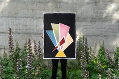 Trophée Art Déco, peinture géométrique aux tons pastel sur fond noir, triangles