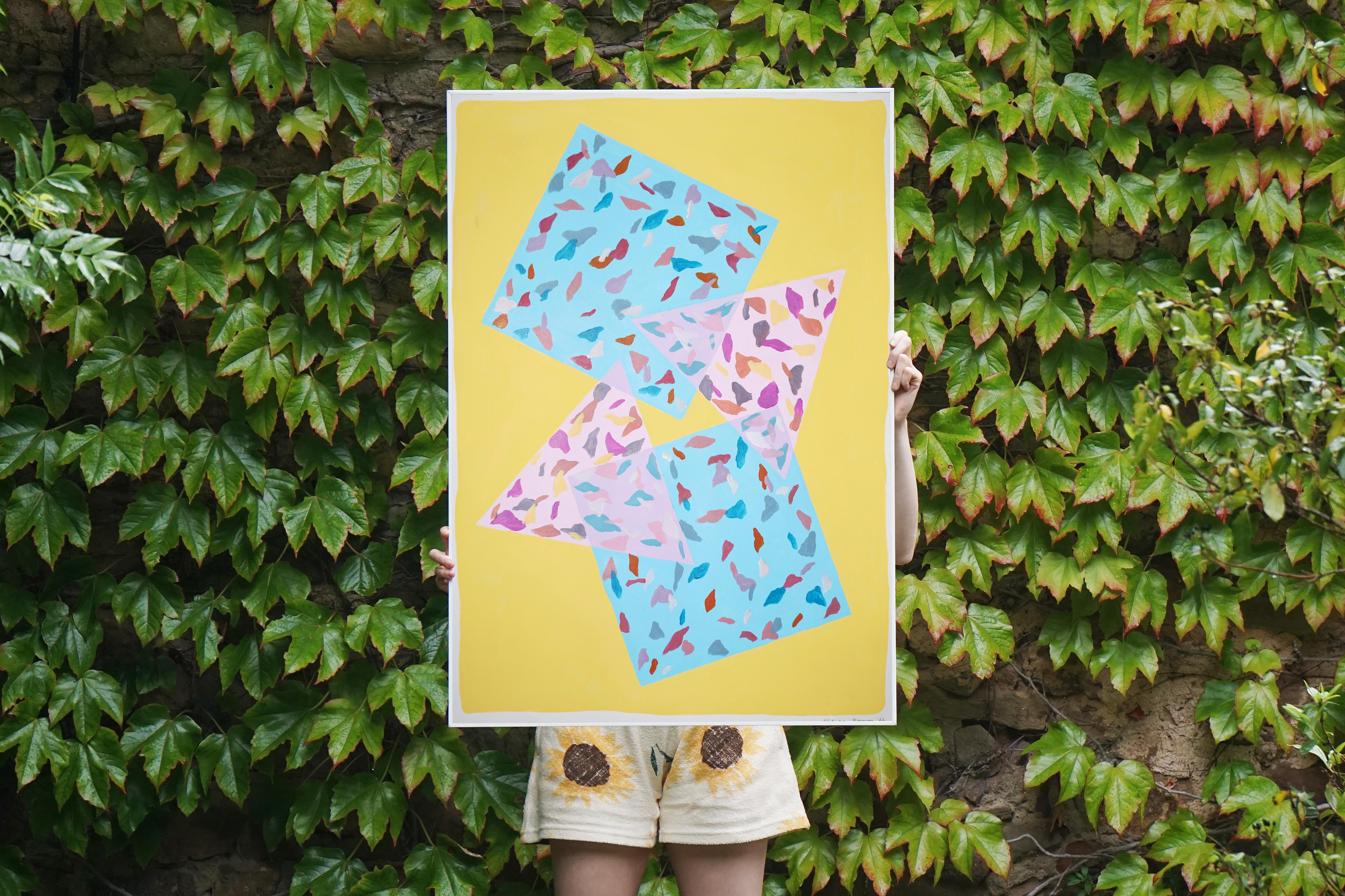 Pavimento in terrazzo blu e rosa, sfondo giallo, pittura geometrica, astratto - Painting di Natalia Roman
