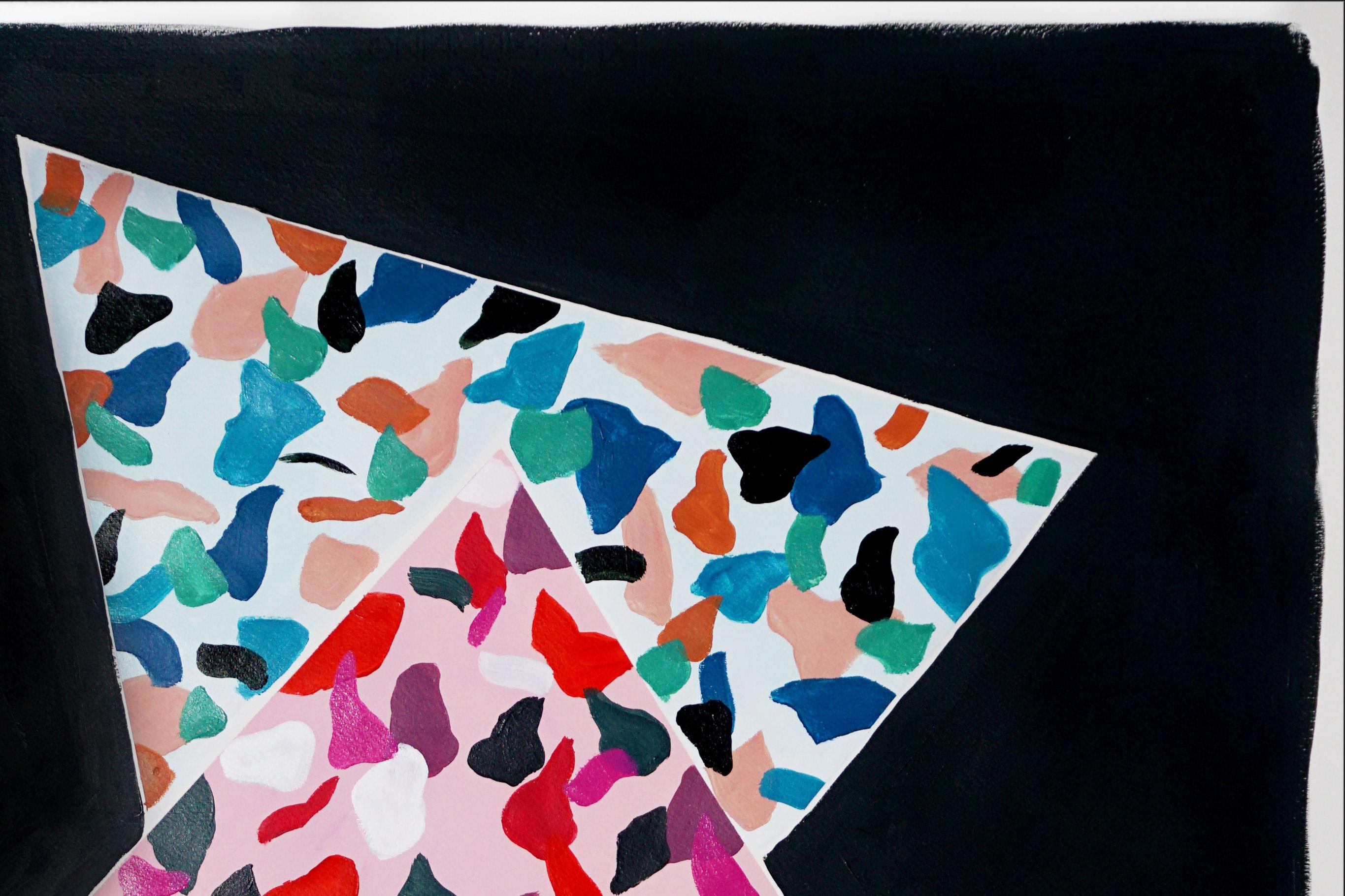 Überlappung von Tarnmustern, Dreiecke auf schwarzem Hintergrund, rosa Terrazzofliesenmuster  (Schwarz), Abstract Painting, von Natalia Roman