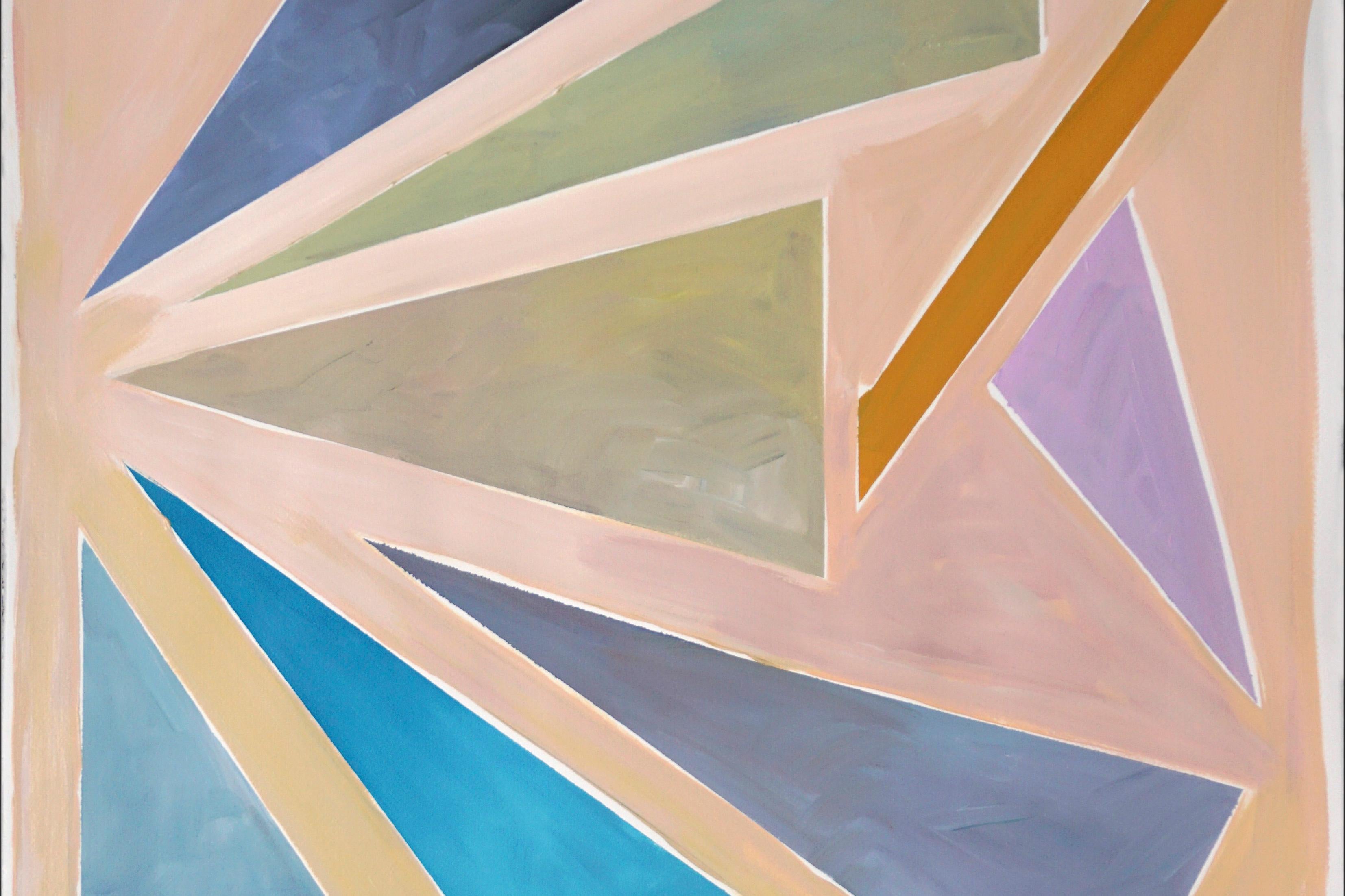 Triangles de coucher de soleil constructivistes, fond aux tons pastel, géométrie flottante - Constructiviste Painting par Natalia Roman