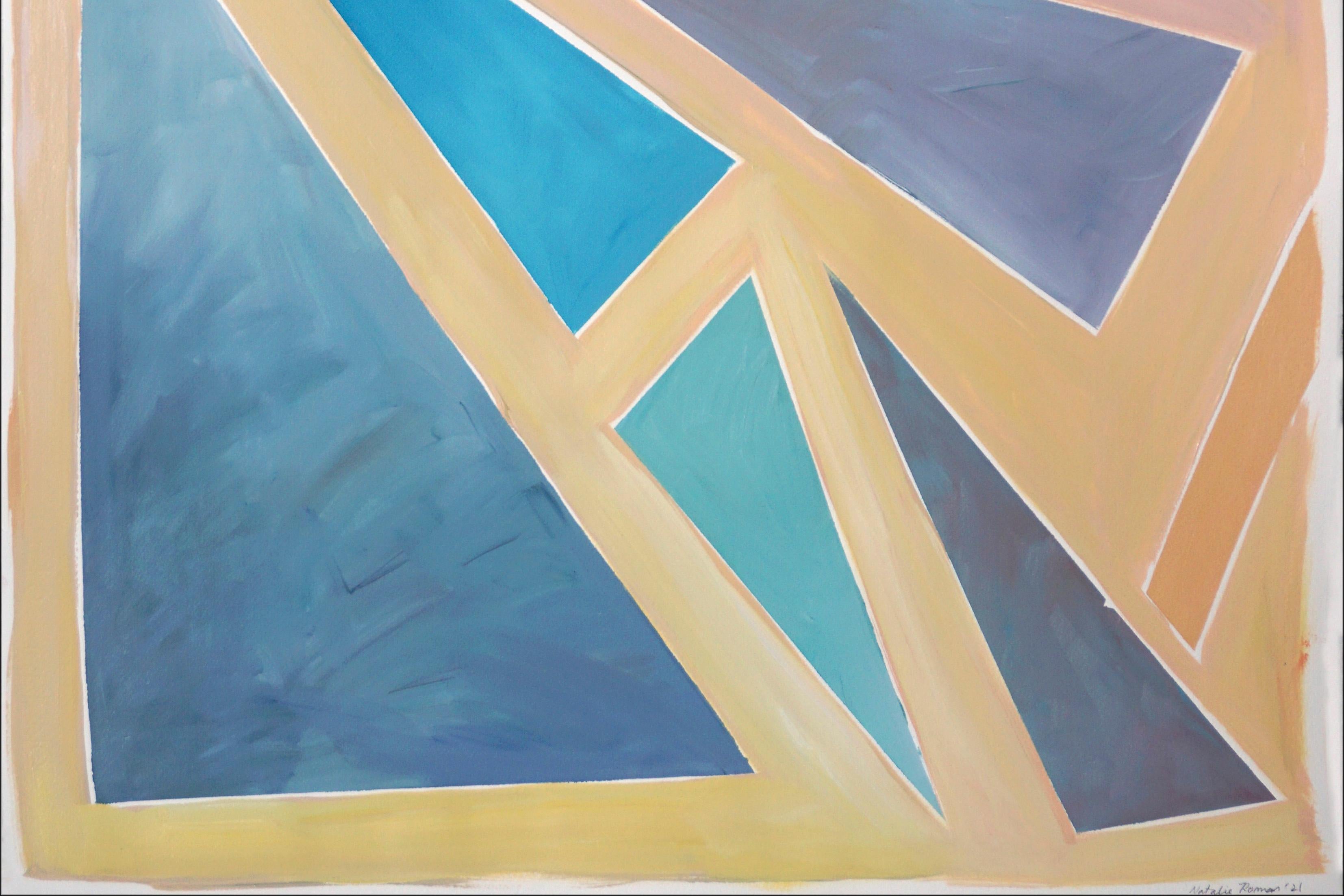 Triangles de coucher de soleil constructivistes, fond aux tons pastel, géométrie flottante - Beige Abstract Painting par Natalia Roman