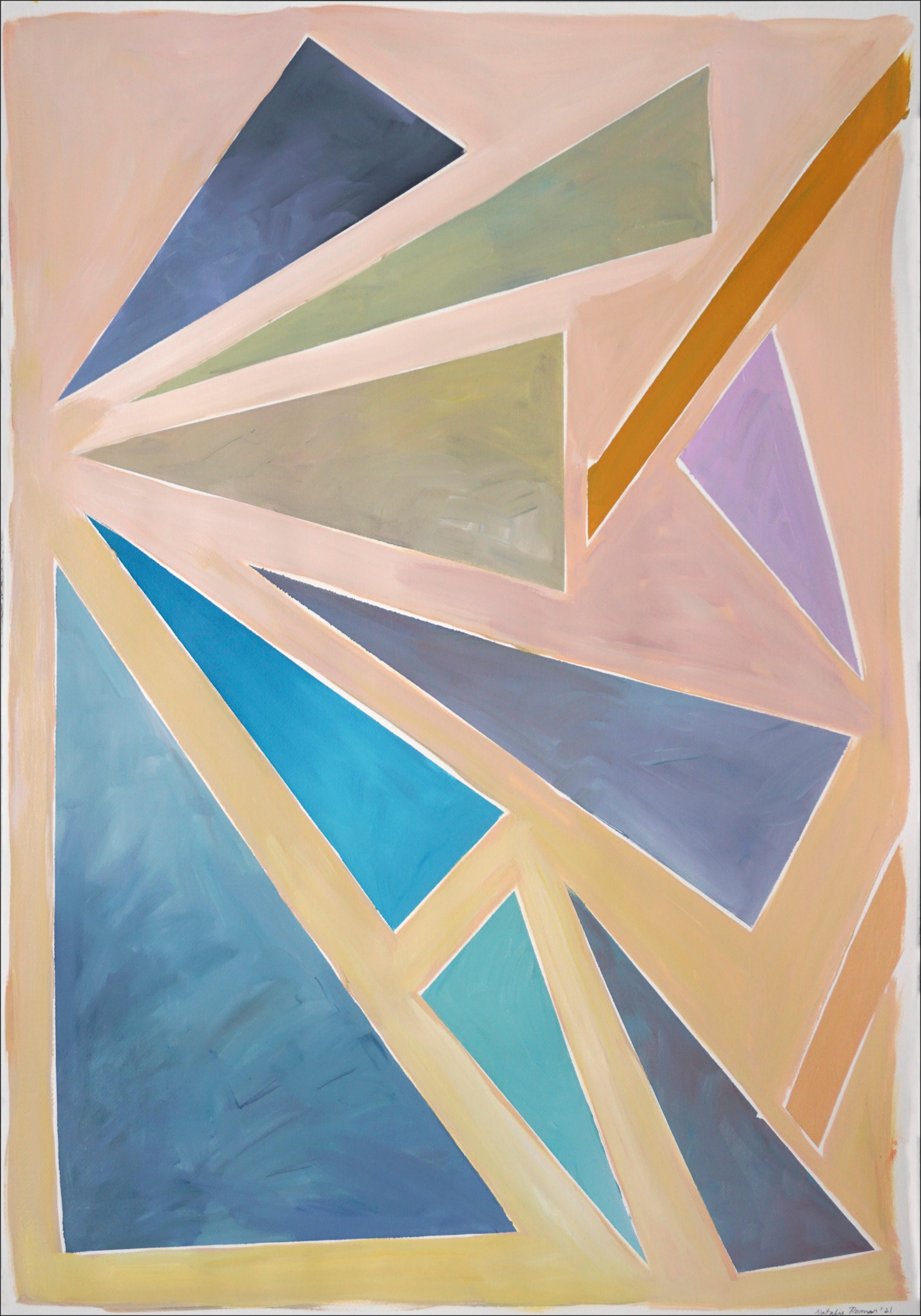 Abstract Painting Natalia Roman - Triangles de coucher de soleil constructivistes, fond aux tons pastel, géométrie flottante