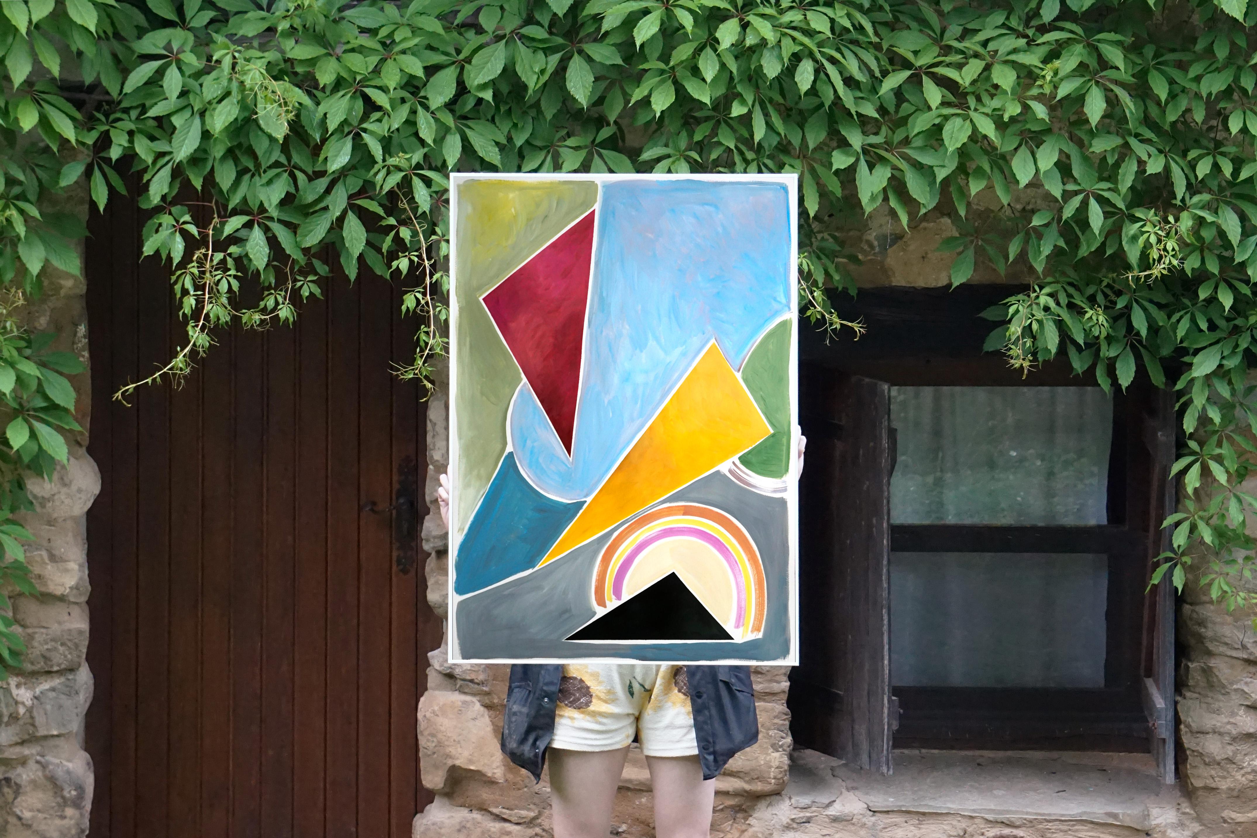 Konstruktivistische Dreiecke in Primärfarben, abstrakte geometrische Formen Rot, Gelb – Painting von Natalia Roman