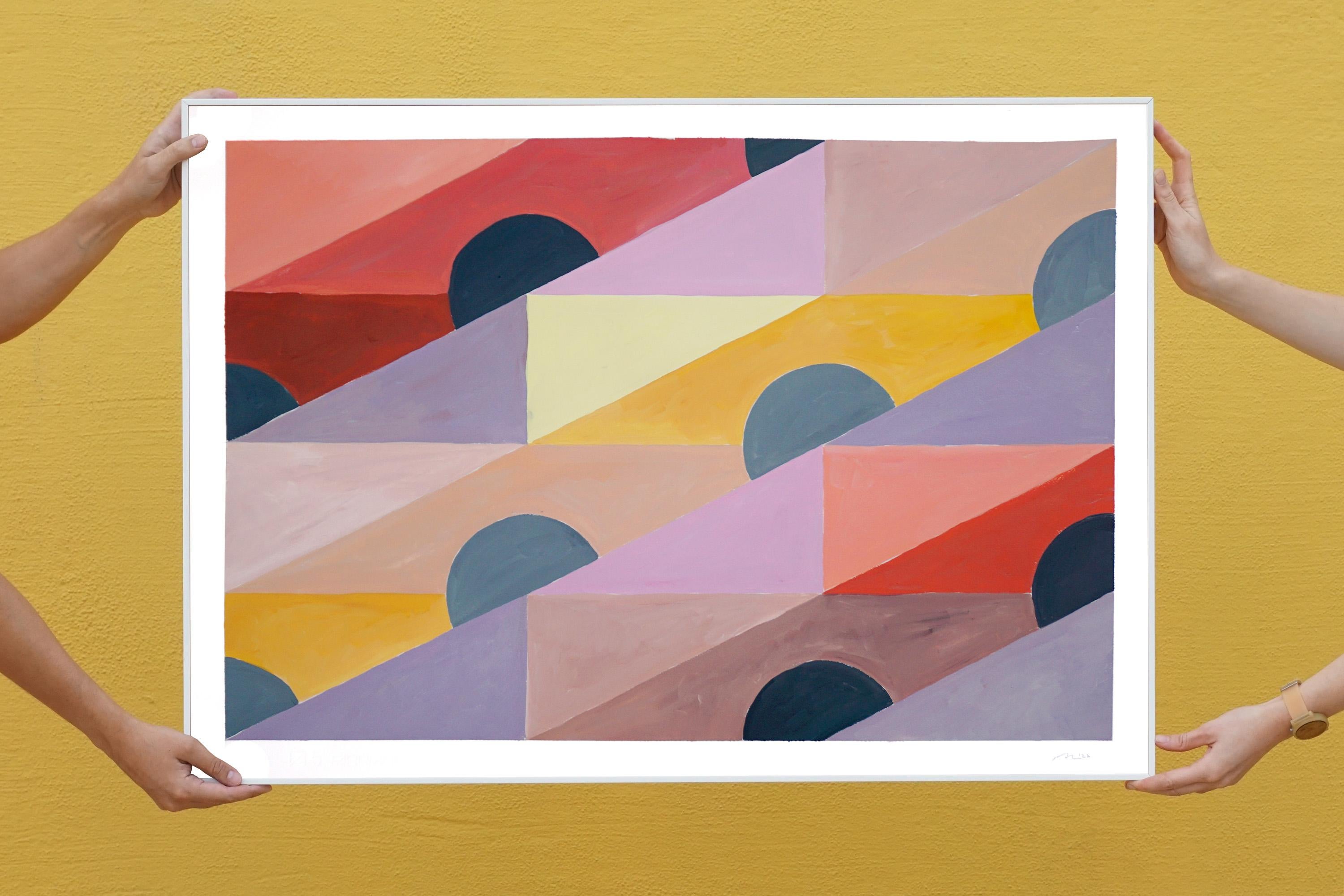 Abend in den Tropen, Miami-Sonnenaufgang-Muster, Geometrisch, Gelb, Grau und Koralle (Geometrische Abstraktion), Painting, von Natalia Roman