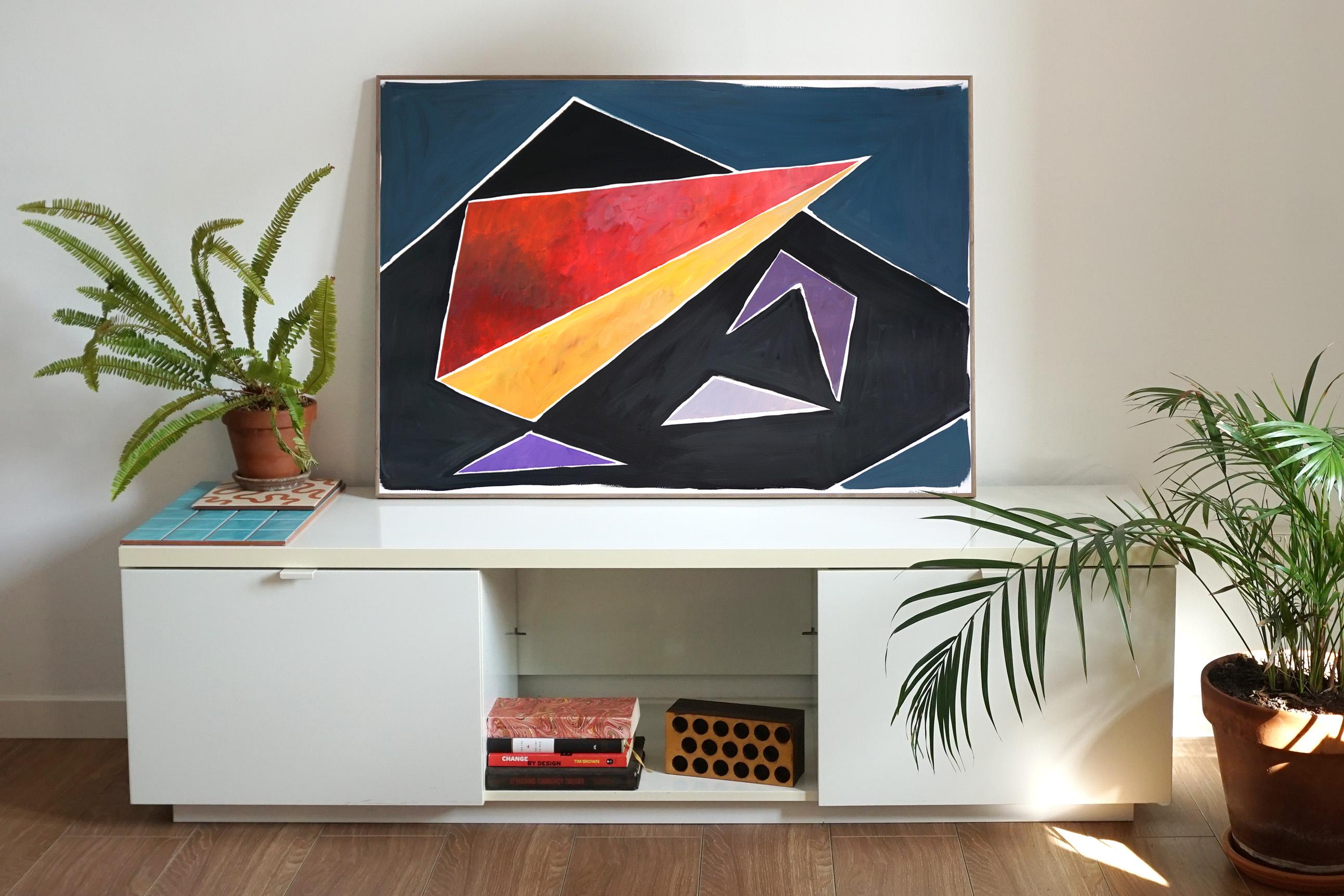 Geometria costruttivista futuristica, triangoli e forme di colori primari su nero - Painting di Natalia Roman