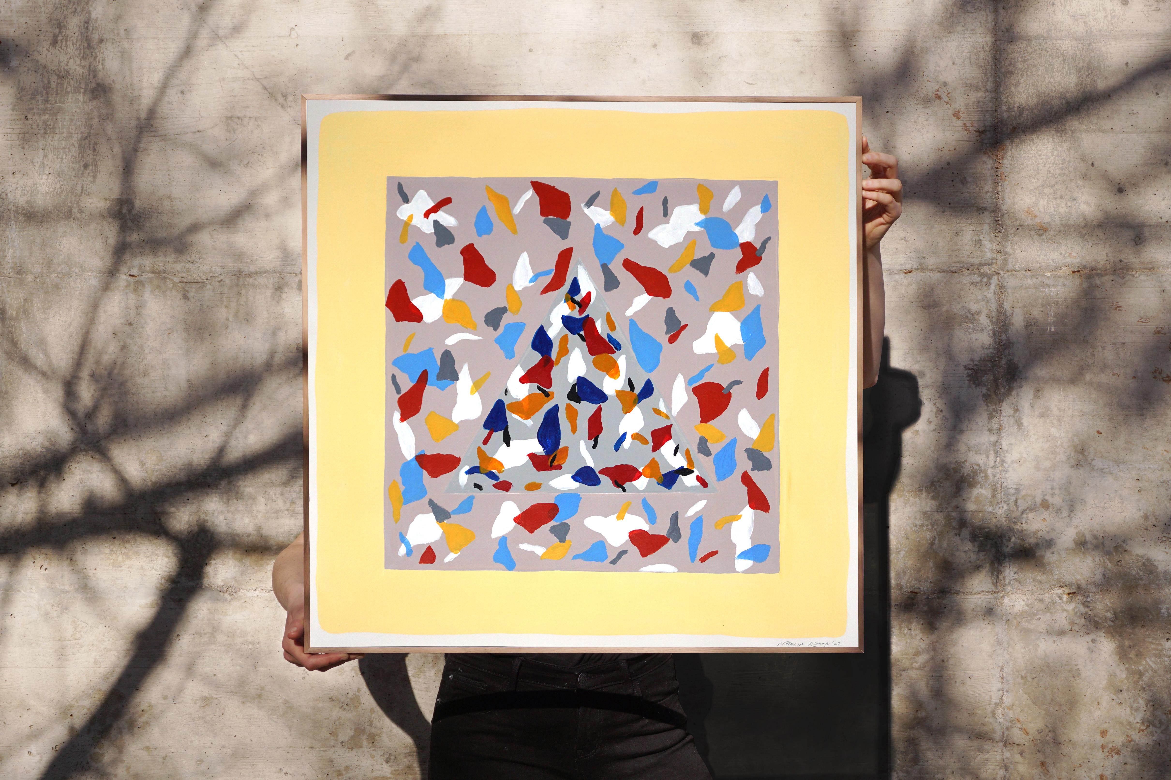 Hidden Shapes and Primary Colors, Geometrische Terrazzo-Muster, hellbrauner Hintergrund im Angebot 1