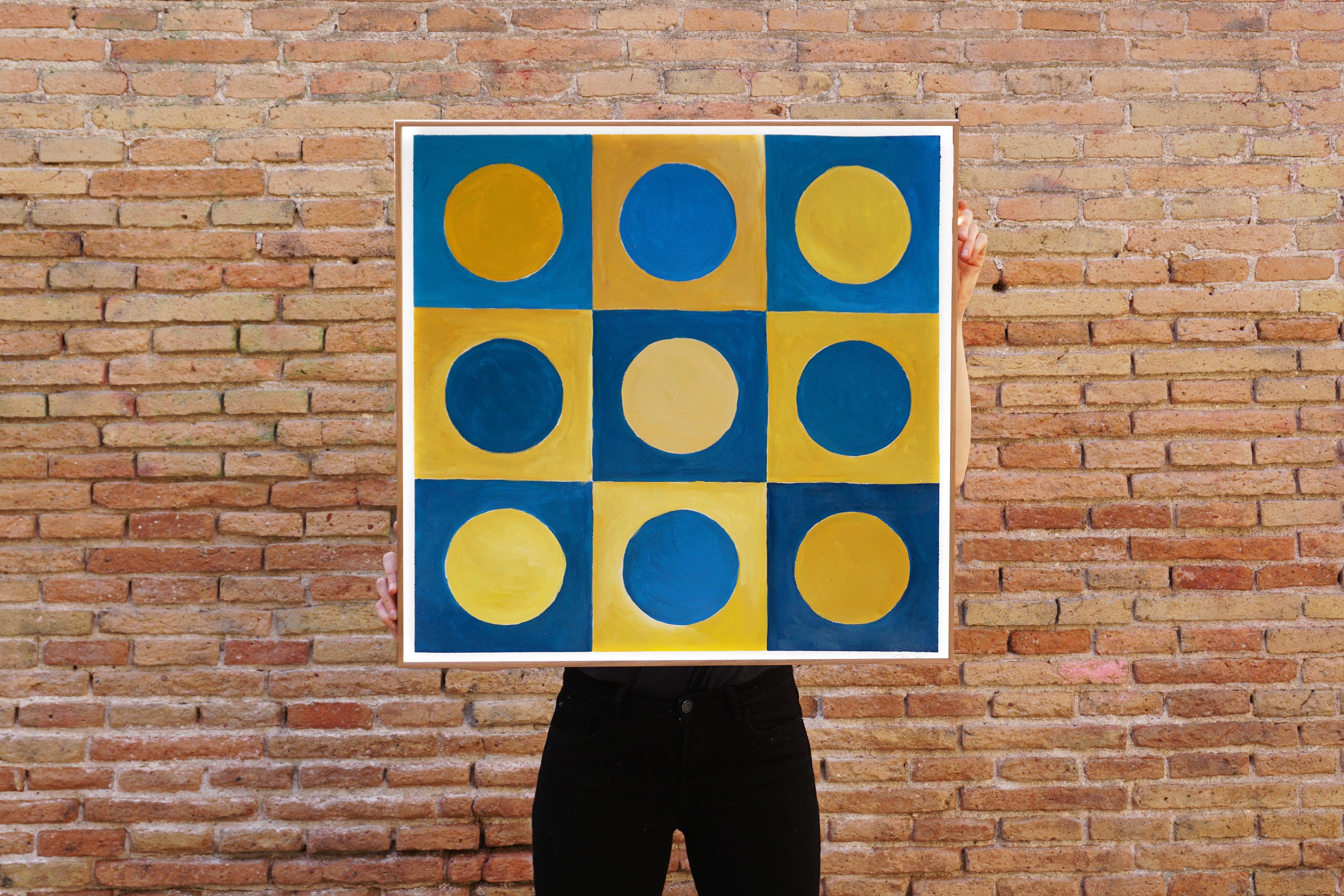 Blassblaue Punkte, Primärgeometrie Gitter, Gelb und Blau, Komplementärtöne  (Art déco), Painting, von Natalia Roman