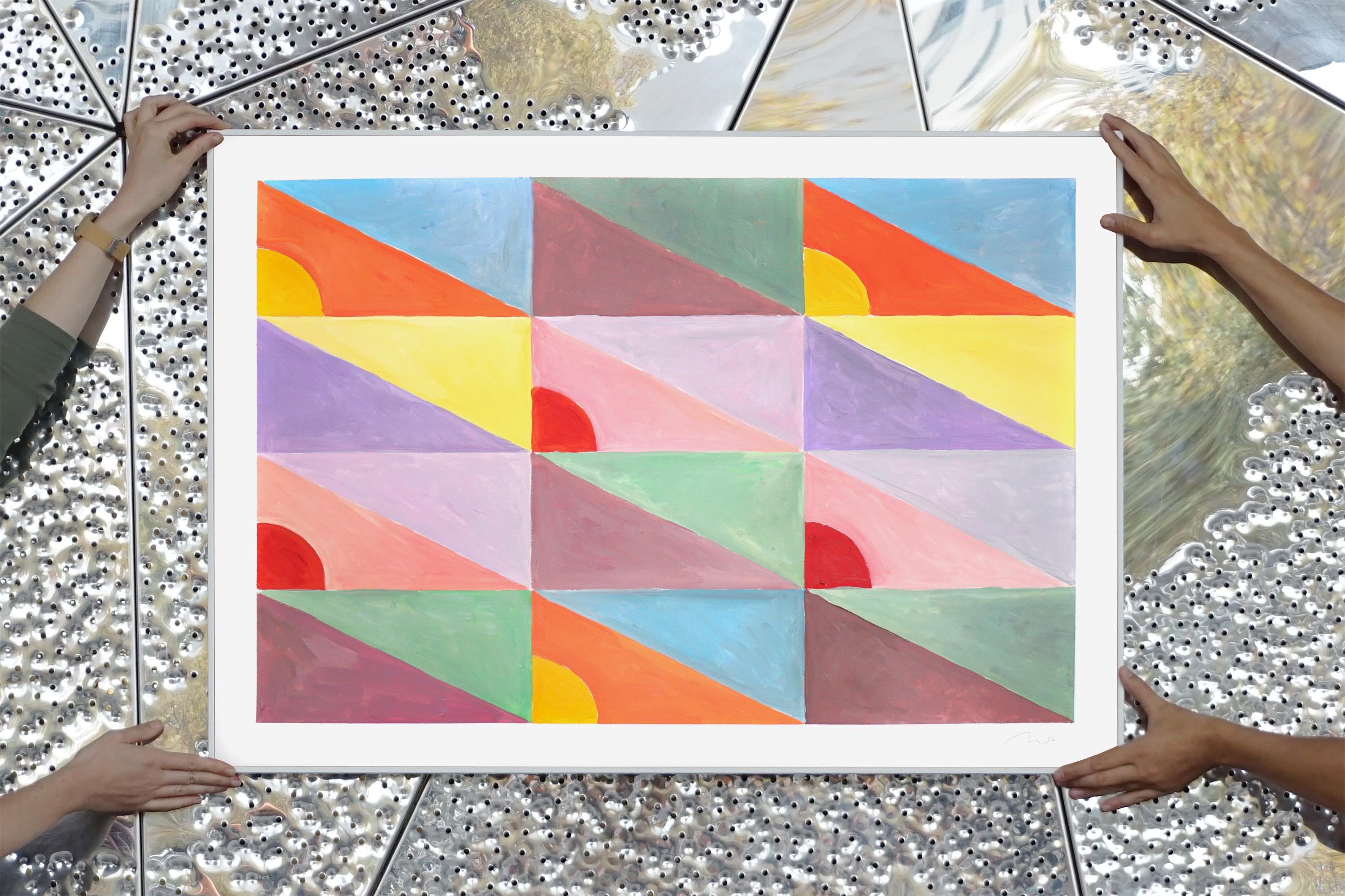 Pastellfarbener, diagonaler Boden mit Kacheln, abstrakte Sonnenformen, rosa, gelbe und rote Dreiecke im Angebot 2