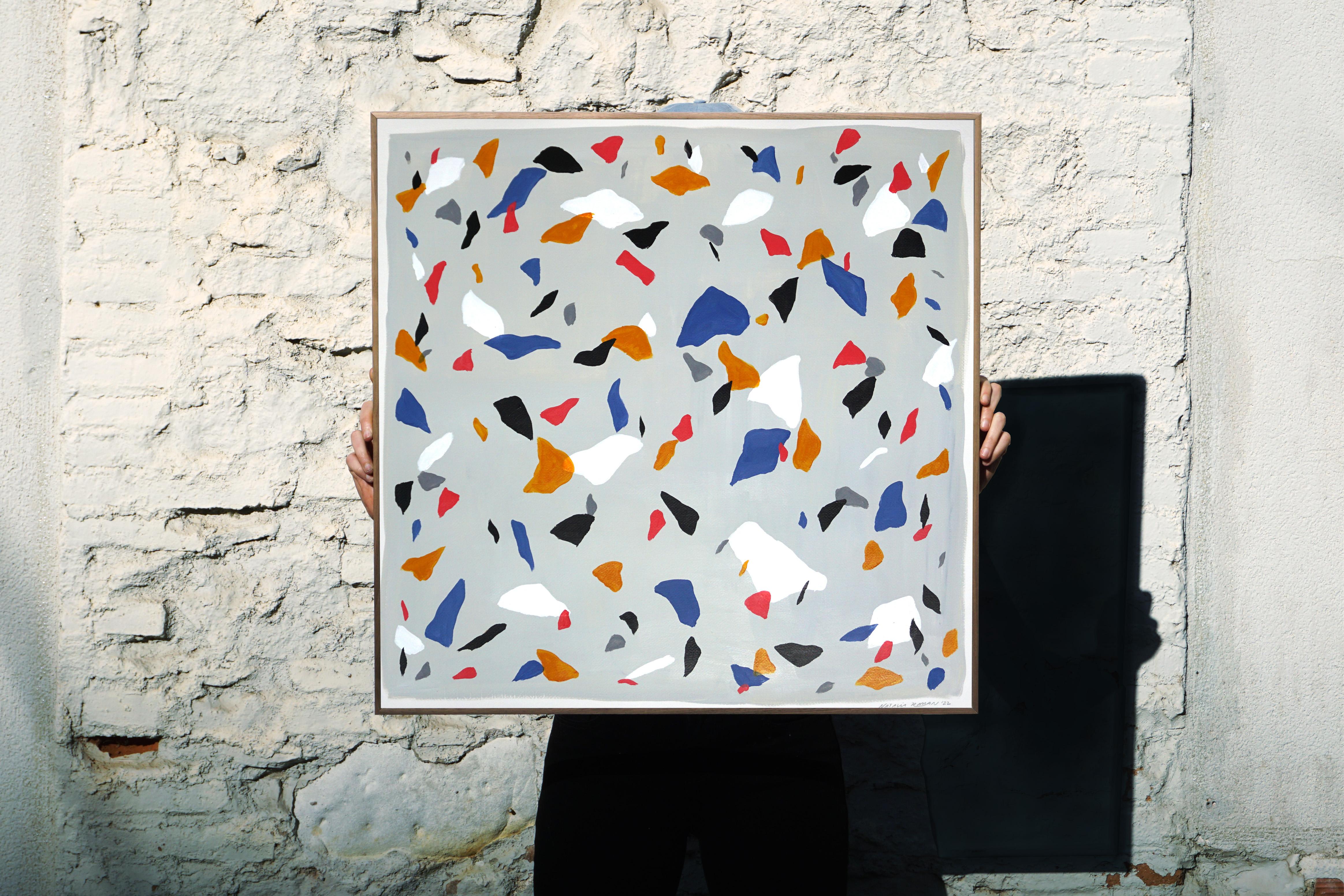 Die Grundfarben auf grauem Terrazzo, Quadratisches Gemälde auf Aquarellpapier, Minimalismus – Painting von Natalia Roman