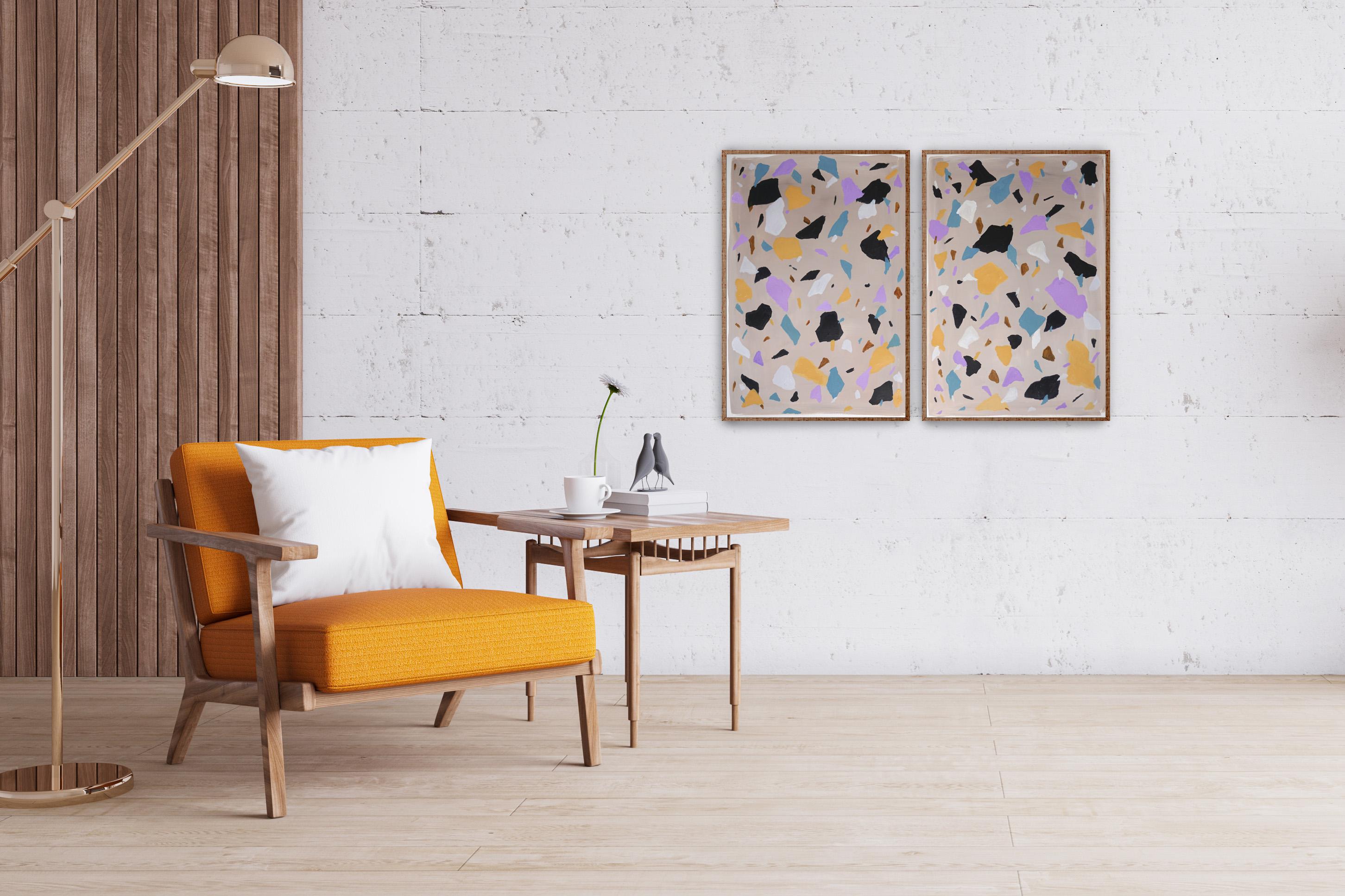 Space Gray Terrazzo Diptychon, Abstrakte Formen in Lila, Gelbe Pastelltöne Kacheln in Space Gray – Painting von Natalia Roman