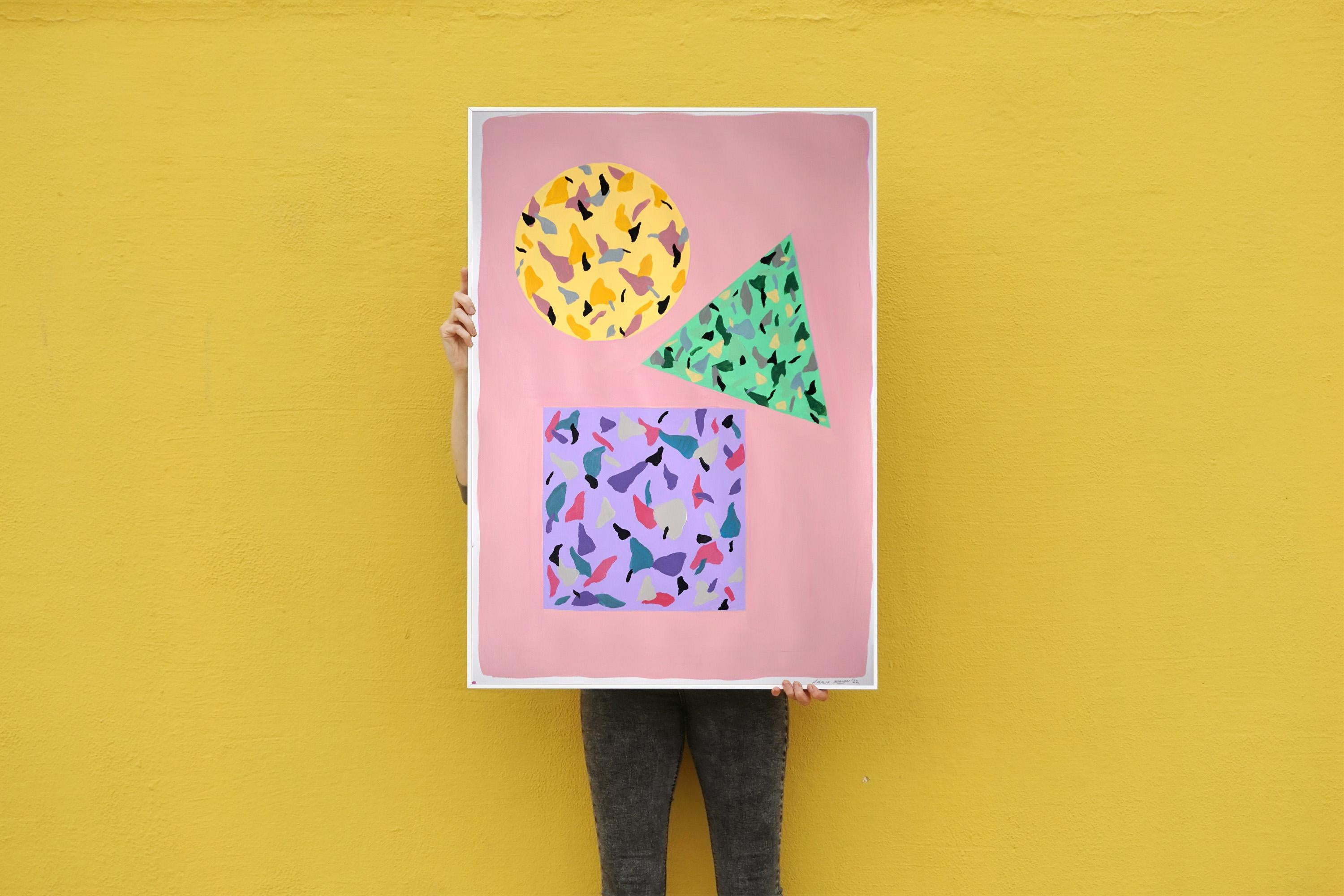 Quadratische, kreisförmige und dreieckige Kacheln in Rosa und Gelb, schwebende Geometrie auf Papier – Painting von Natalia Roman