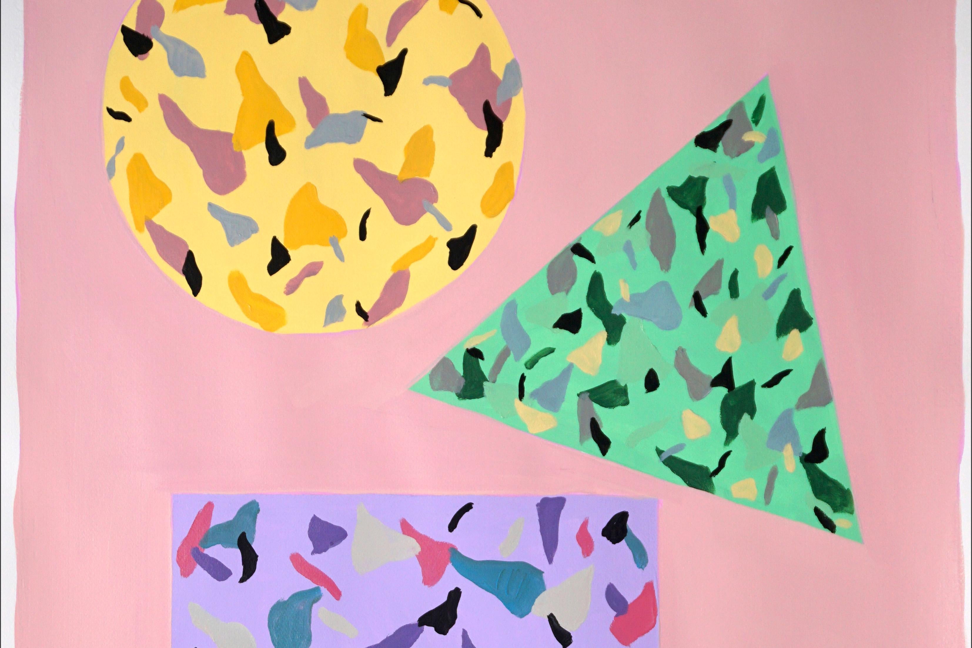 Quadratische, kreisförmige und dreieckige Kacheln in Rosa und Gelb, schwebende Geometrie auf Papier (Beige), Still-Life Painting, von Natalia Roman