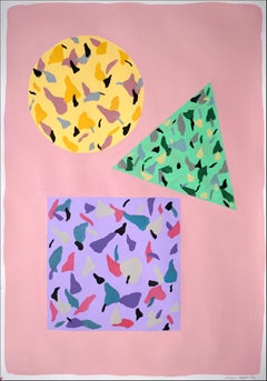 Piastrelle quadrate, cerchi e triangoli in rosa e giallo, geometria fluttuante su carta