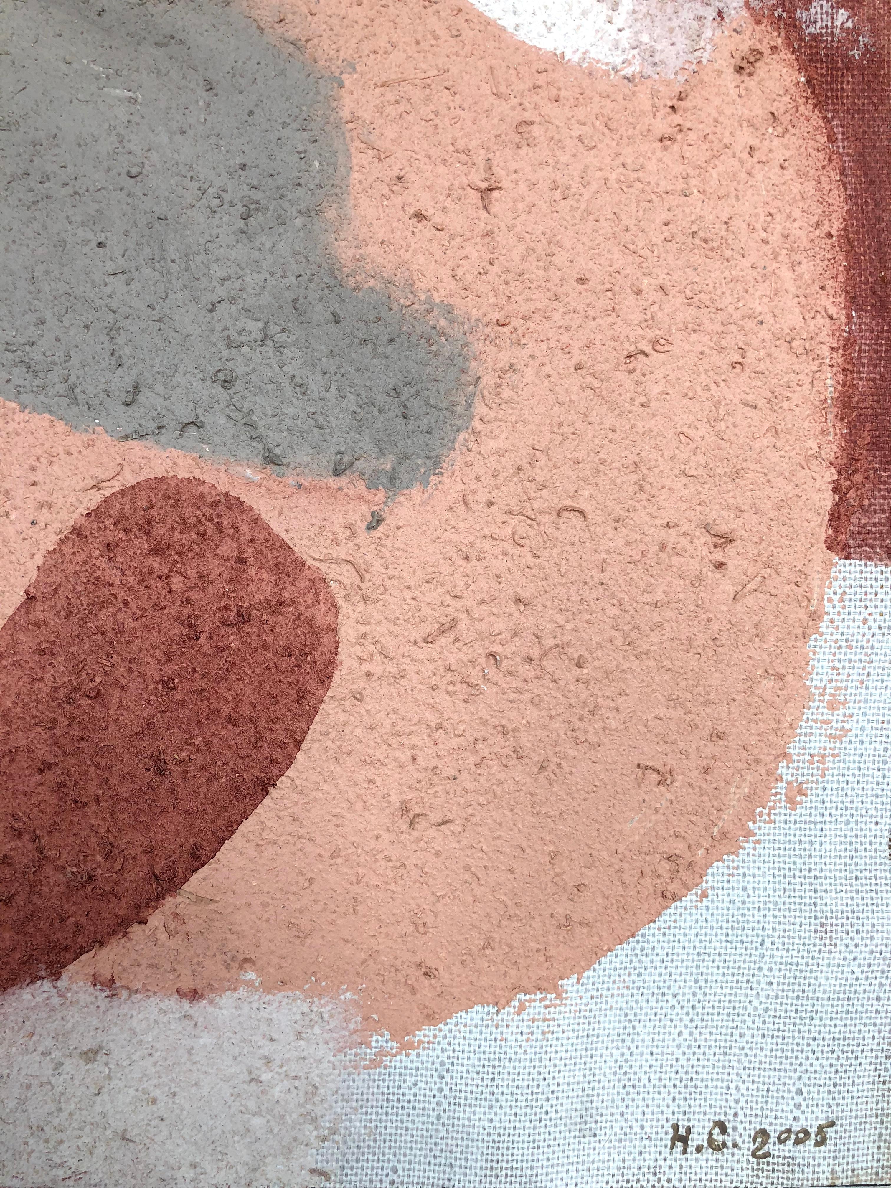Komposition XXI - Ein abstraktes, quadratisches Gemälde in hellen, grauen, pfirsichfarbenen und bordeauxroten Farben. Der Autor hat Öl auf Leinwand verwendet und Sägespäne mit Alabaster und Sand vermischt, wodurch eine besondere Textur
