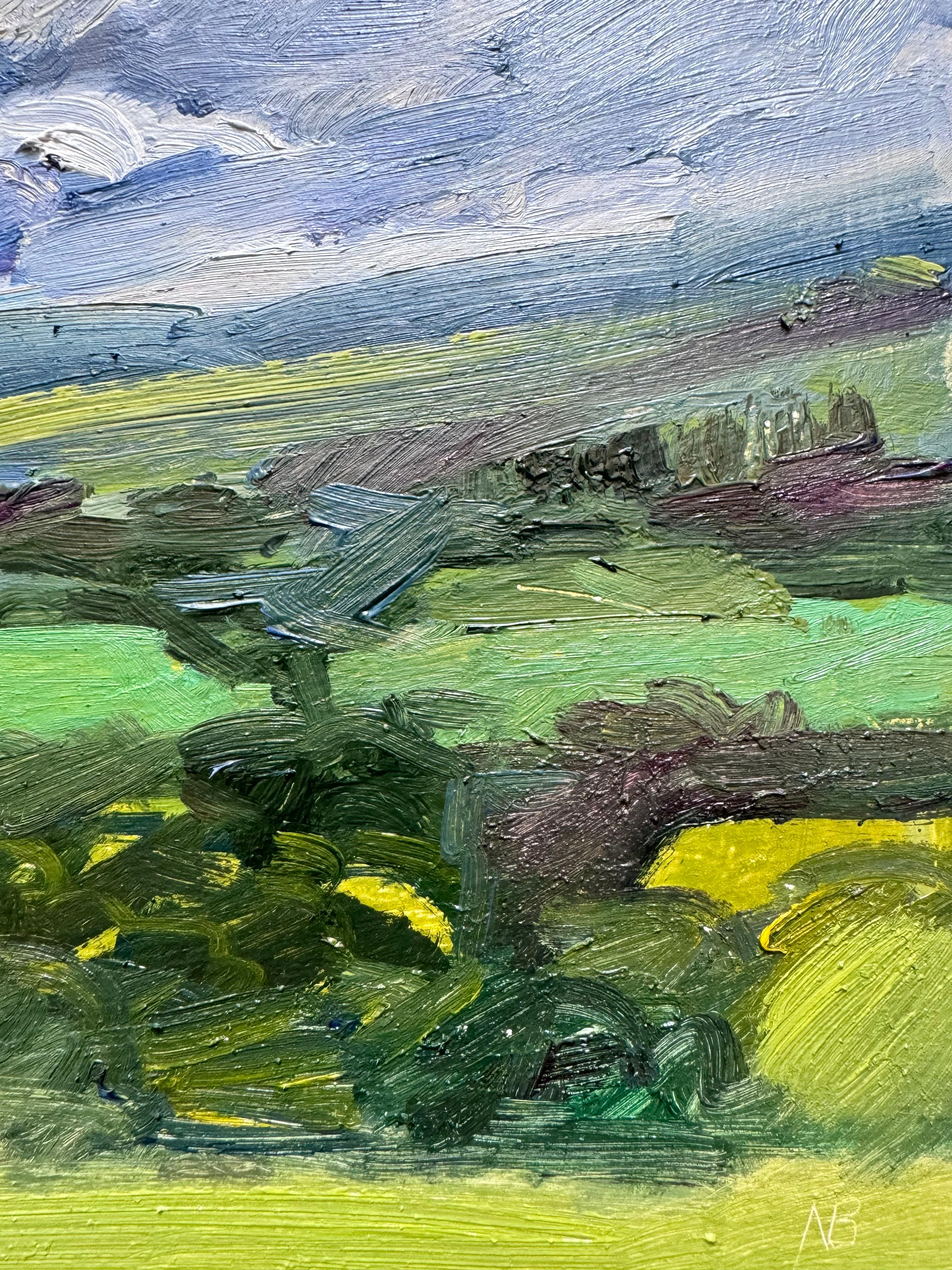 Quadro originale delle Hille del Surrey realizzato dall'artista Natalie Bird. Il dipinto è realizzato in uno stile impressionista di campi rurali inglesi. Un cielo azzurro e nuvoloso si libra sopra campi di vari tipi di verde e siepi e alberi