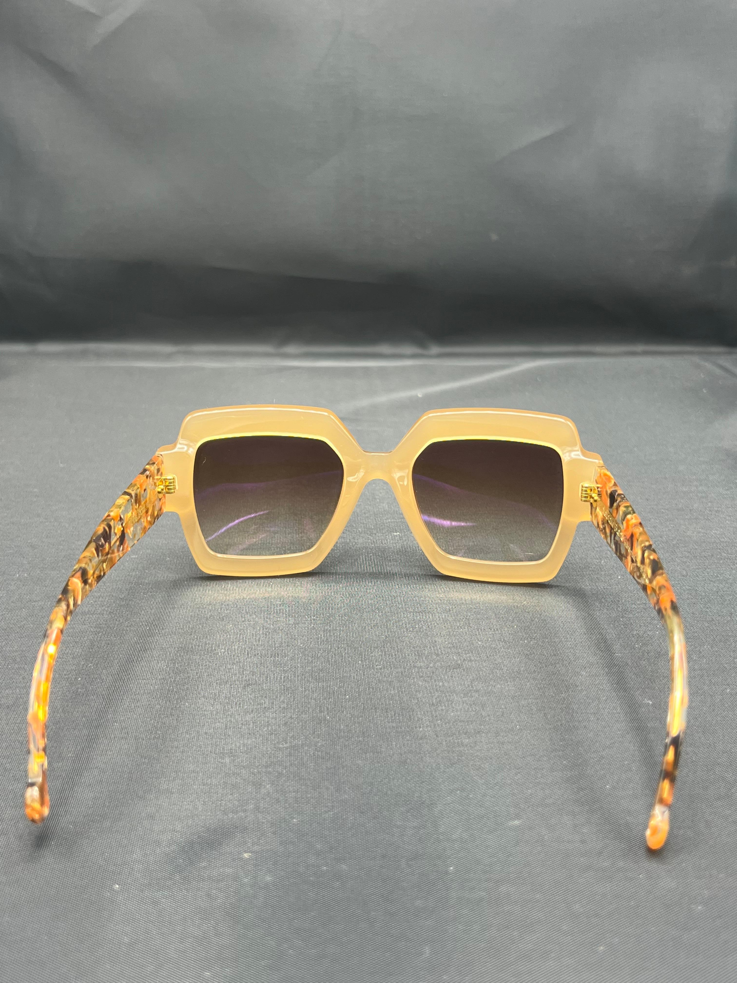 Natalie Blank Lunettes de soleil carrées marron avec étui Excellent état - En vente à Beverly Hills, CA