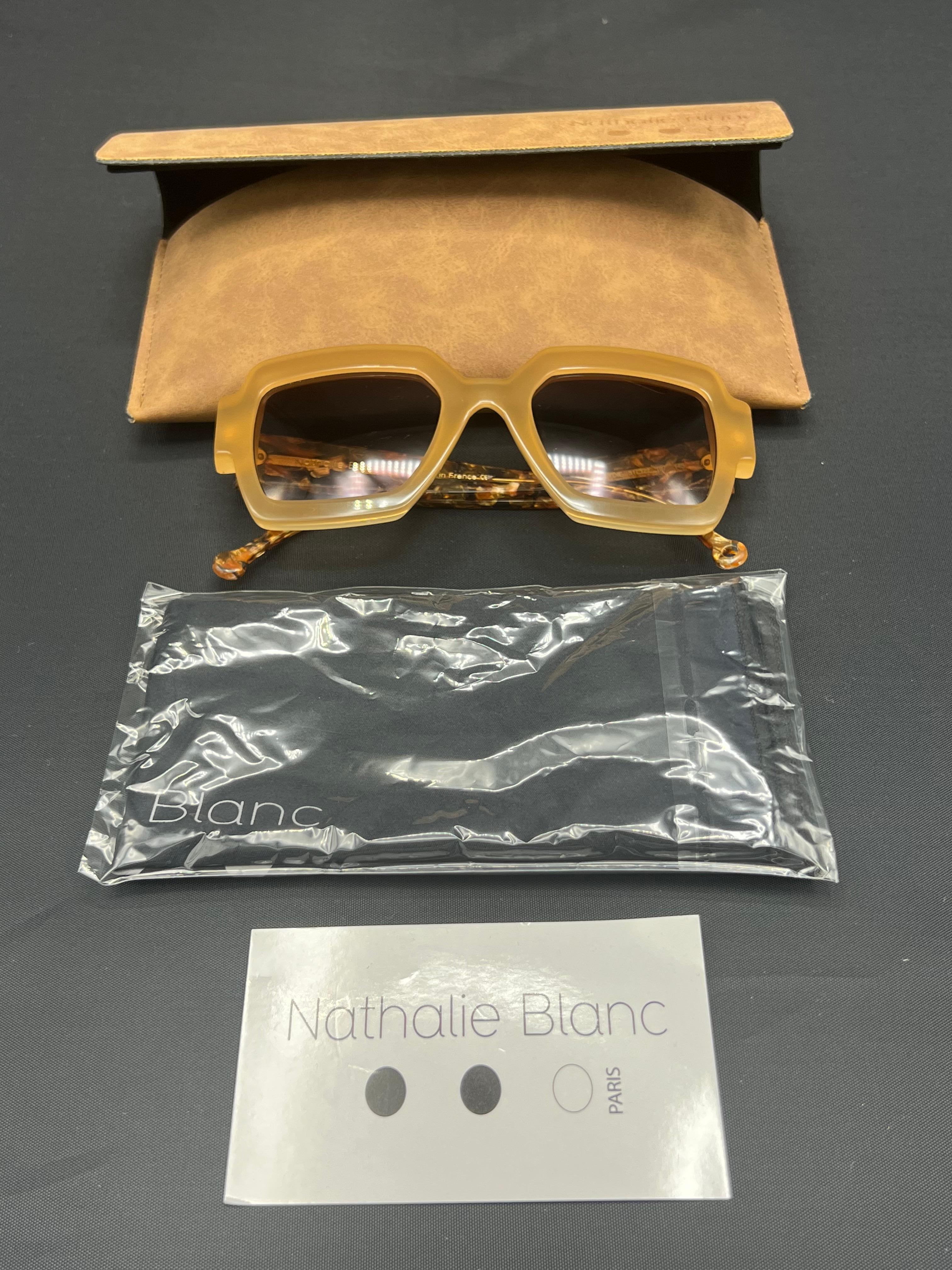 Natalie Blank Lunettes de soleil carrées marron avec étui en vente 3