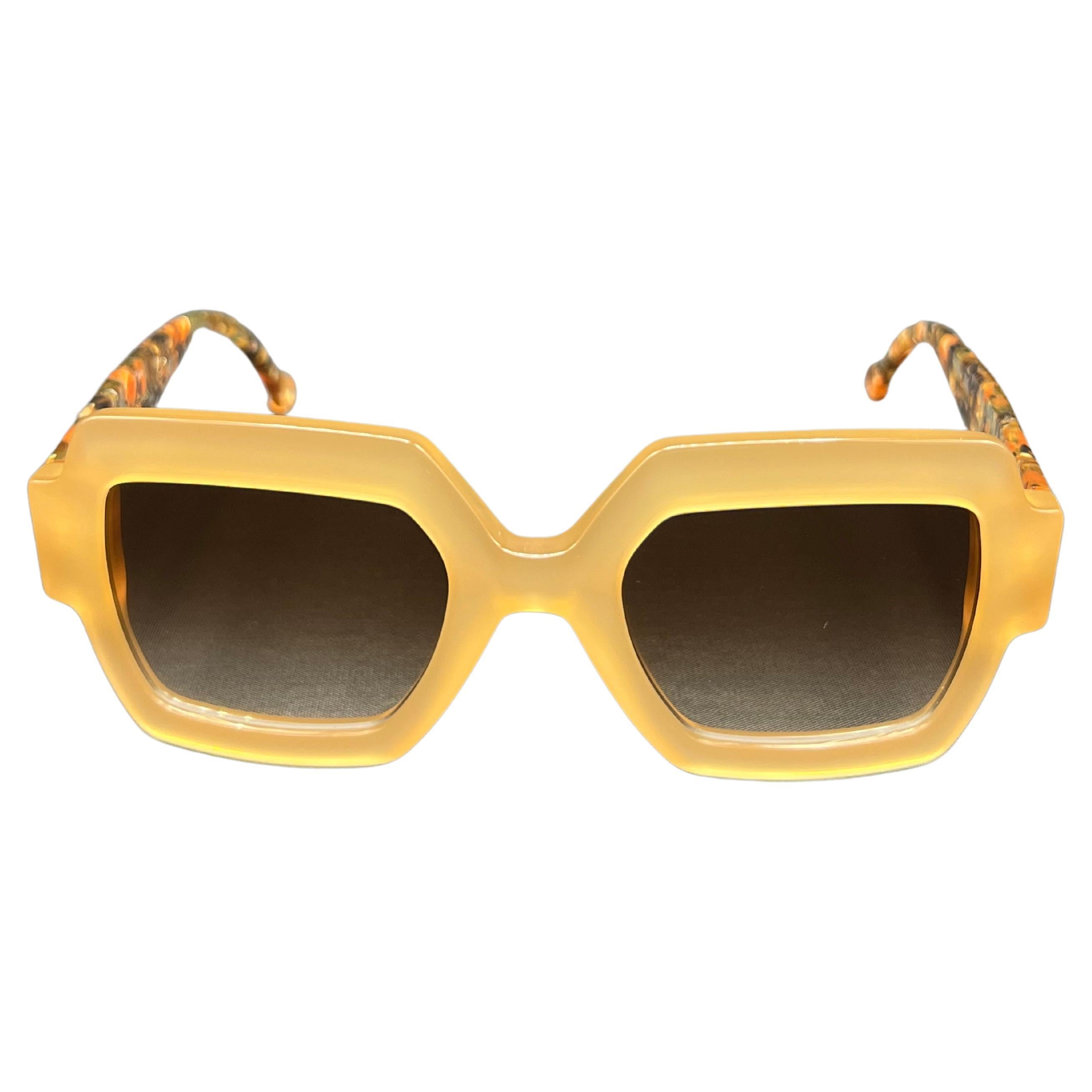 Natalie Blank Lunettes de soleil carrées marron avec étui en vente