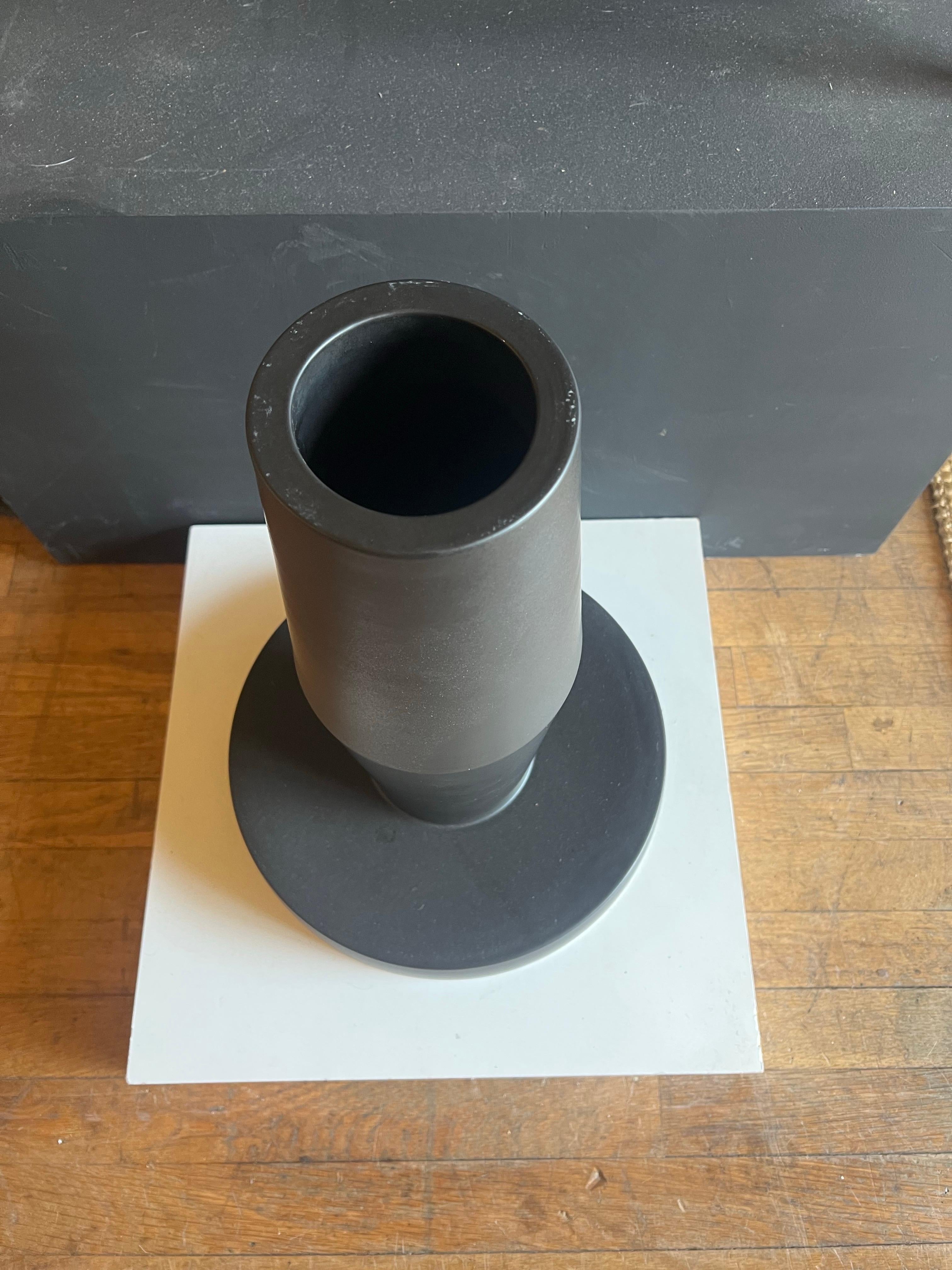 Capturando el estilo postmodernista único de Nathalie du Pasquier, esta escultura se define por atrevidos elementos geométricos de distintos colores apilados en una forma abstracta. Torneada a torno y acabada con un vidriado mate, la parte inferior