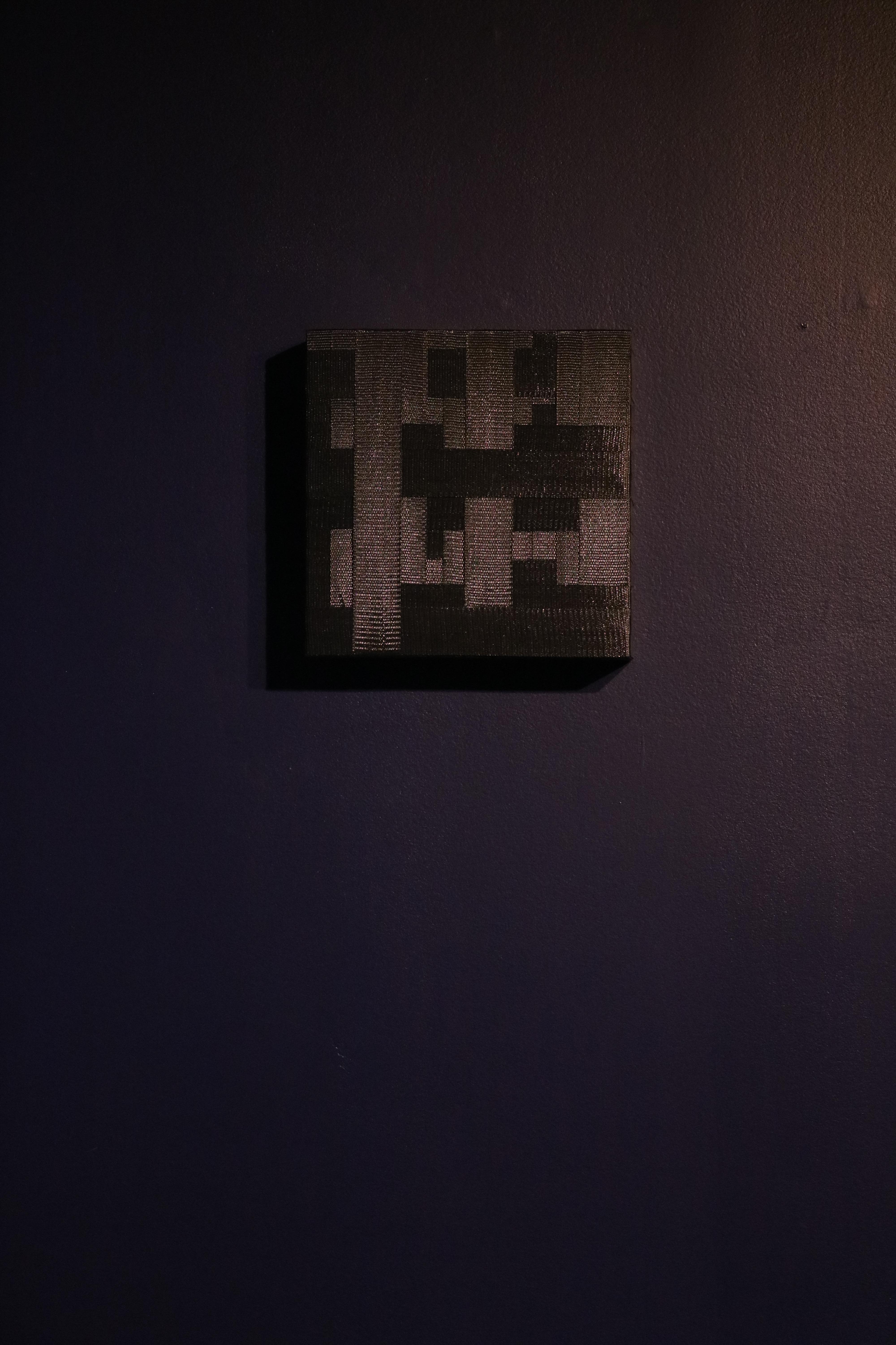 Schwarzer Quadrat (Raster minimalistisches Textildesign moderne geometrische Fäden Wandkunst)   – Sculpture von Natalie Dunham