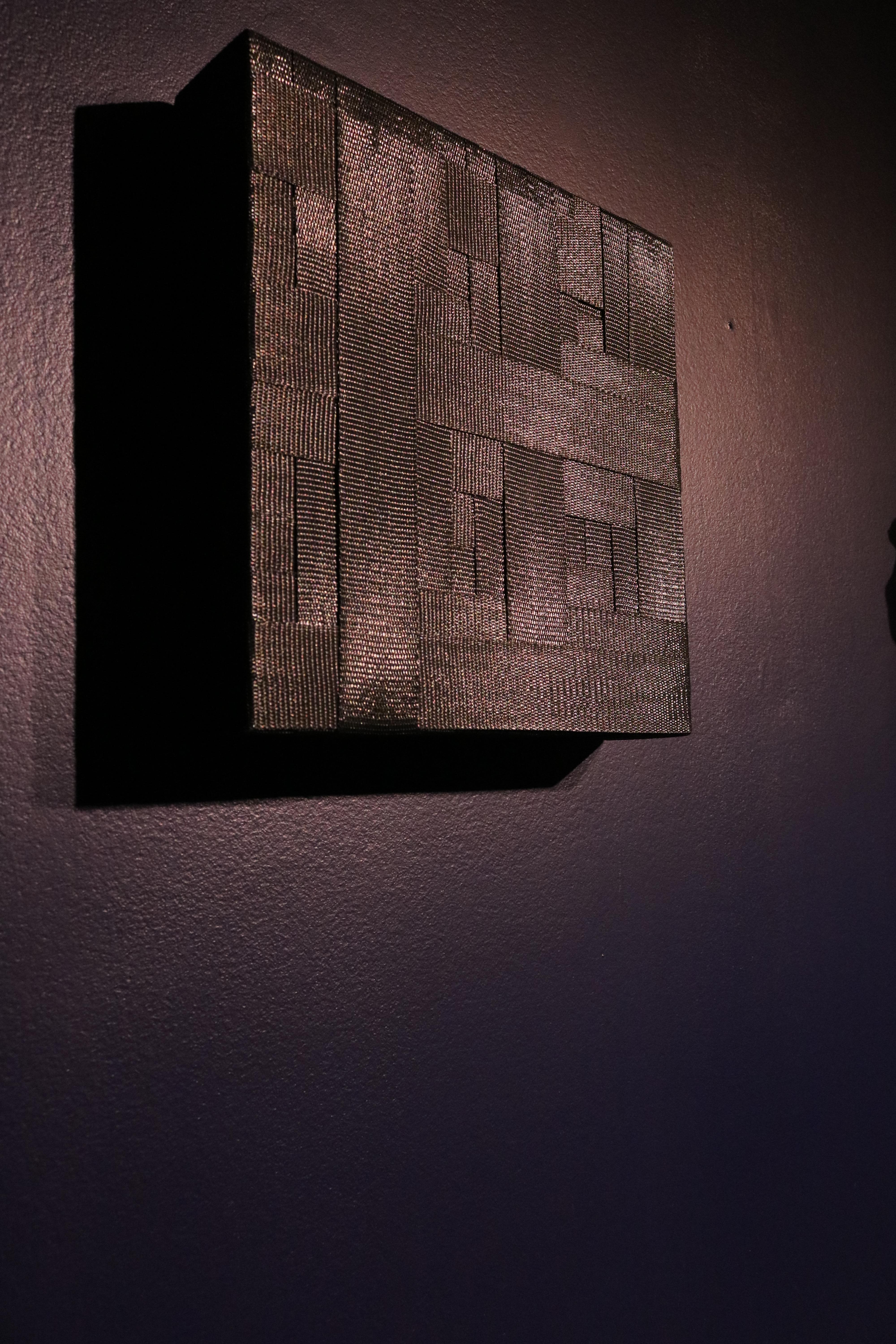 Schwarzer Quadrat (Raster minimalistisches Textildesign moderne geometrische Fäden Wandkunst)   (Geometrische Abstraktion), Sculpture, von Natalie Dunham