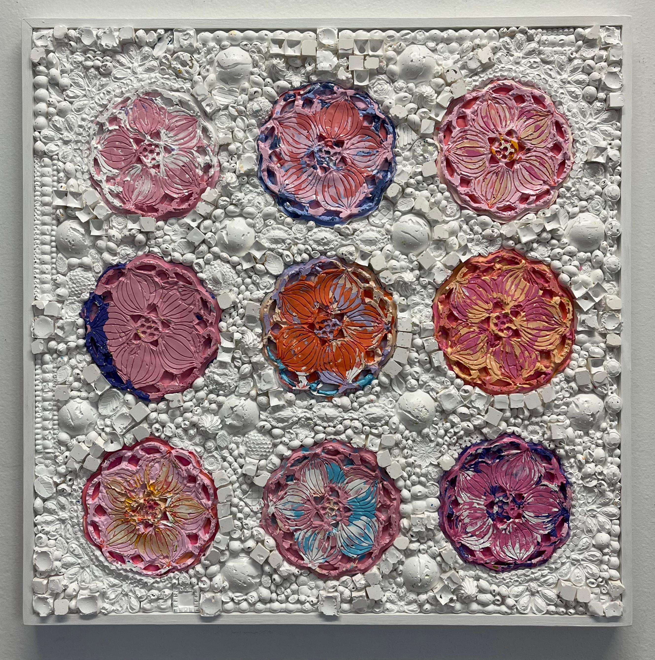 Blumen Steppdecke 3- gerahmtes und strukturiertes geformtes Acrylgemälde – Painting von Natalie Harrison