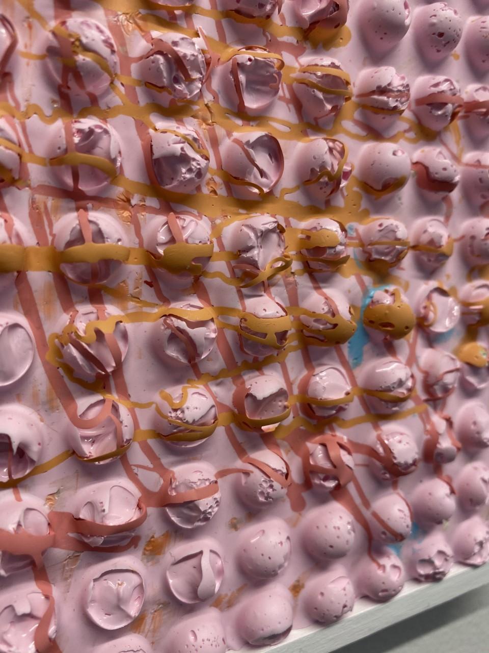 PINK CIRCLE QUILT 1 - Pintura acrílica enmarcada, texturizada, escultórica y moldeada - Sculpture Contemporáneo de Natalie Harrison