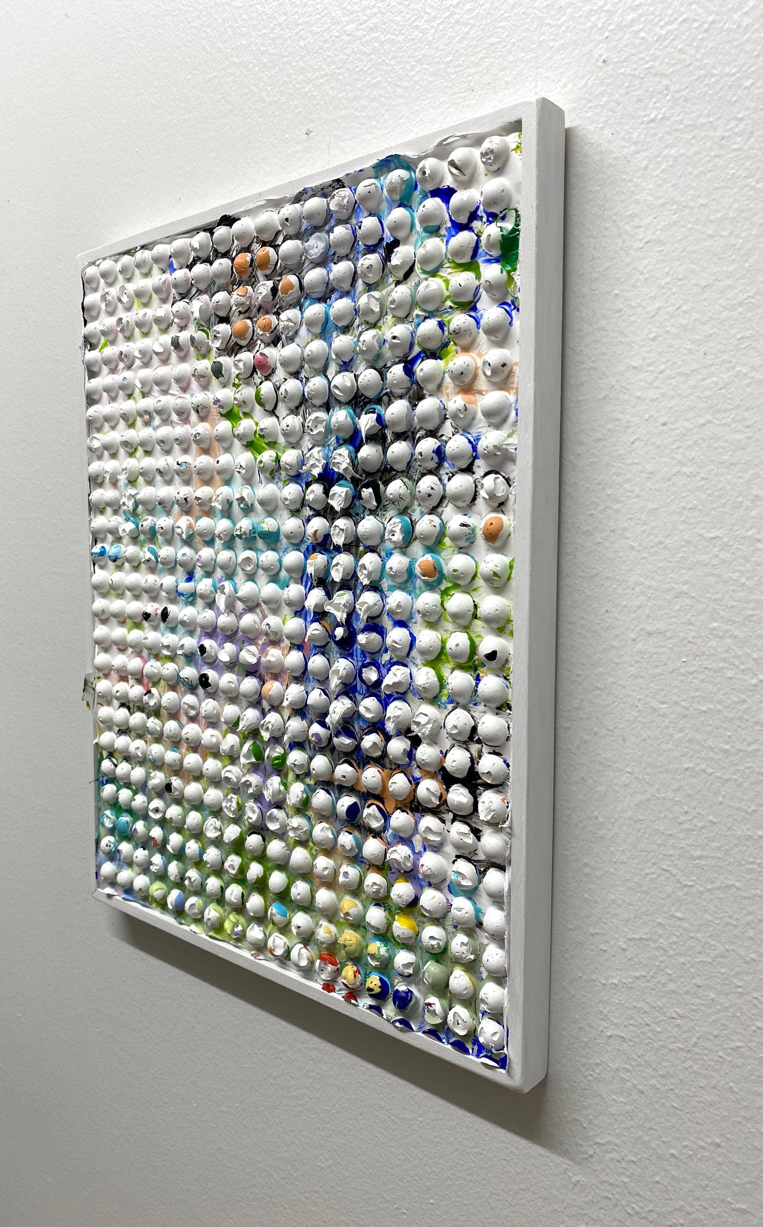 Colcha de círculos blancos 2- pintura acrílica enmarcada y moldeada con textura - Mixed Media Art Contemporáneo de Natalie Harrison