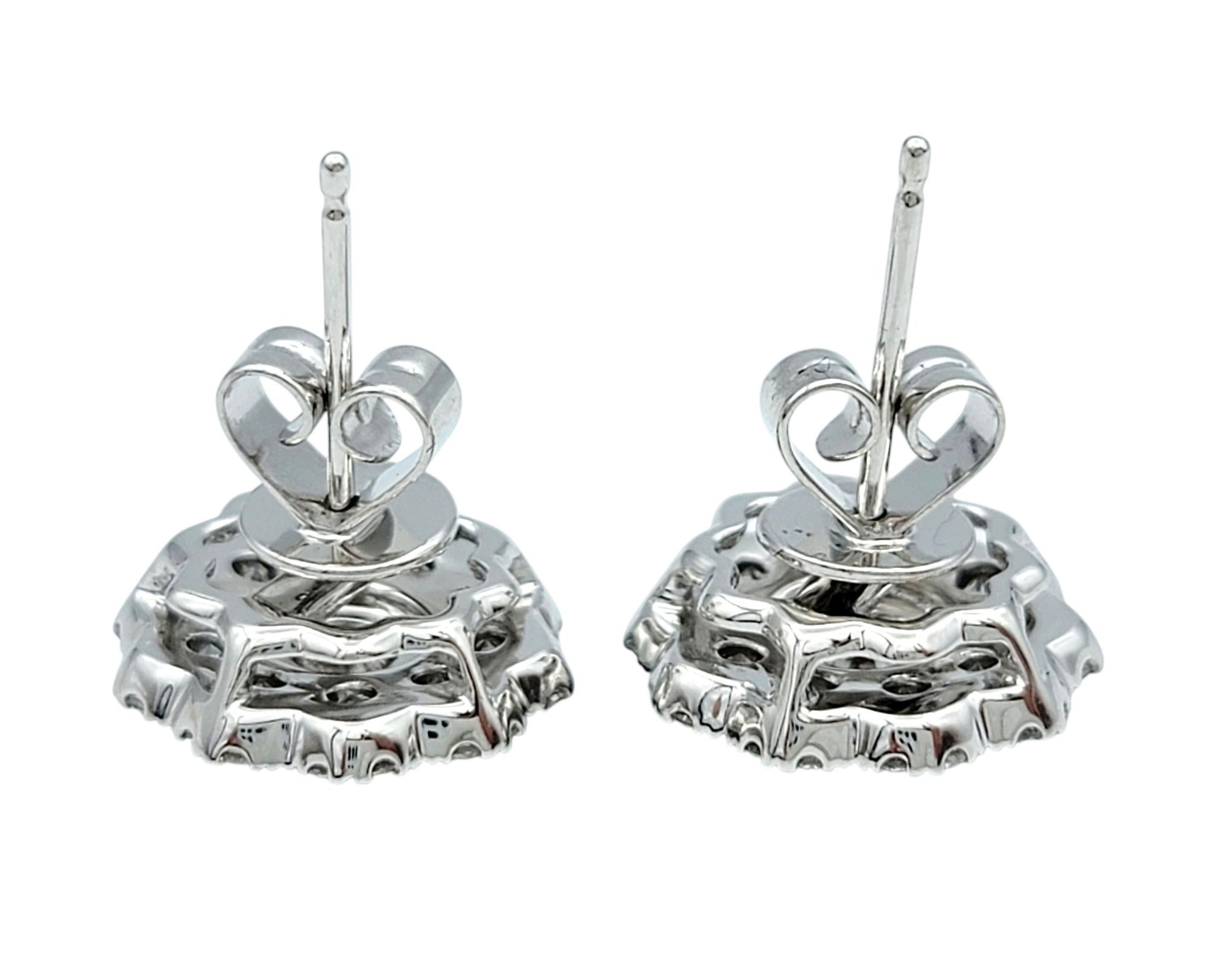 Natalie K por M.K. Pendientes de oro blanco de 14 quilates con motivo de flor de diamantes Corte redondo en venta