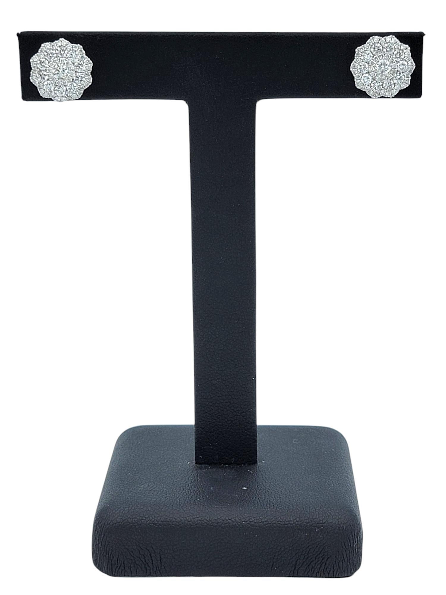 Natalie K por M.K. Pendientes de oro blanco de 14 quilates con motivo de flor de diamantes en venta 1