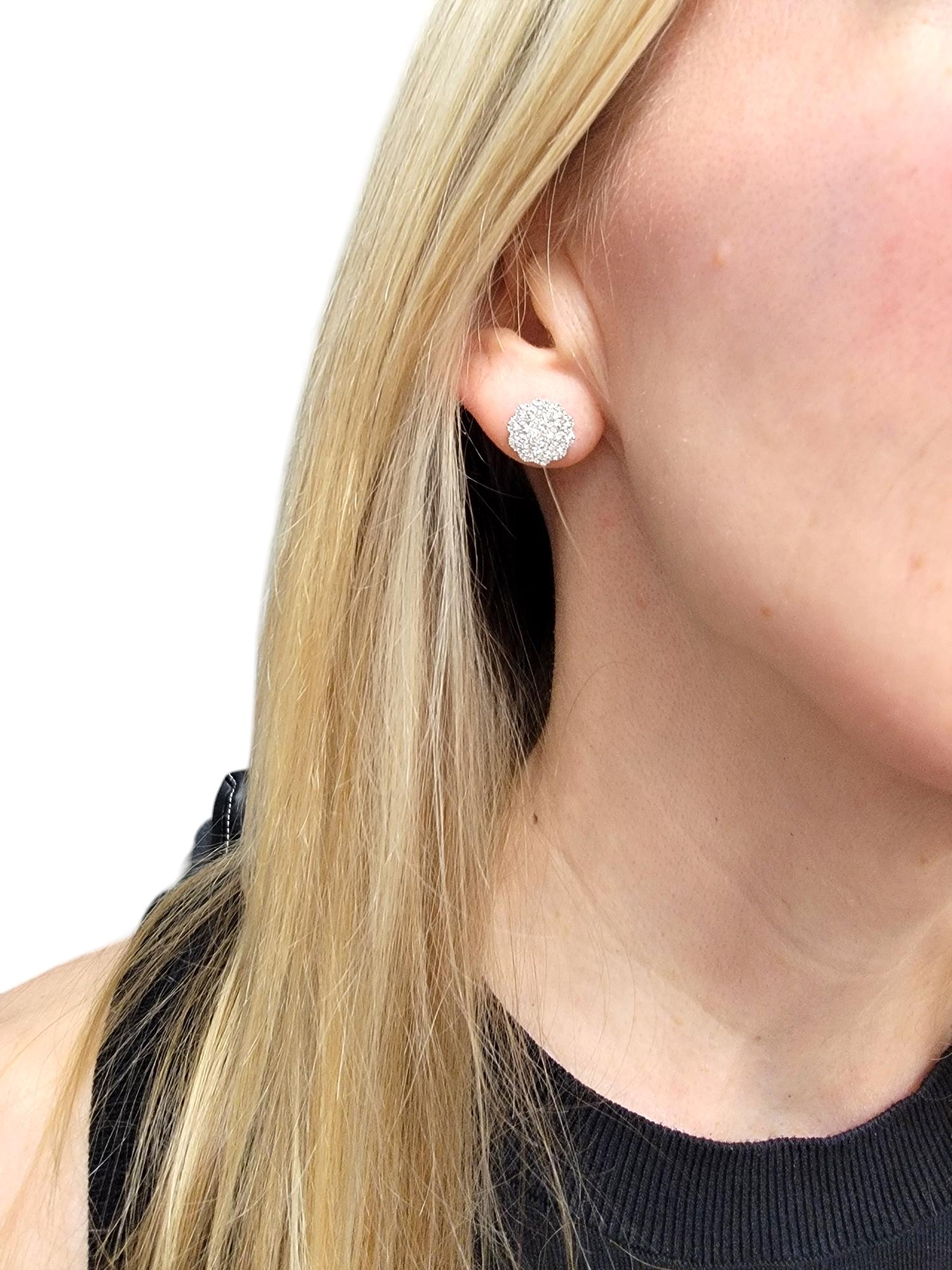 Natalie K por M.K. Pendientes de oro blanco de 14 quilates con motivo de flor de diamantes en venta 2