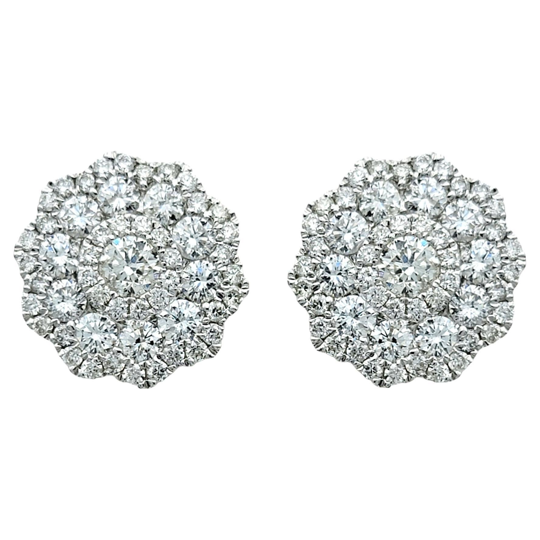 Natalie K por M.K. Pendientes de oro blanco de 14 quilates con motivo de flor de diamantes en venta