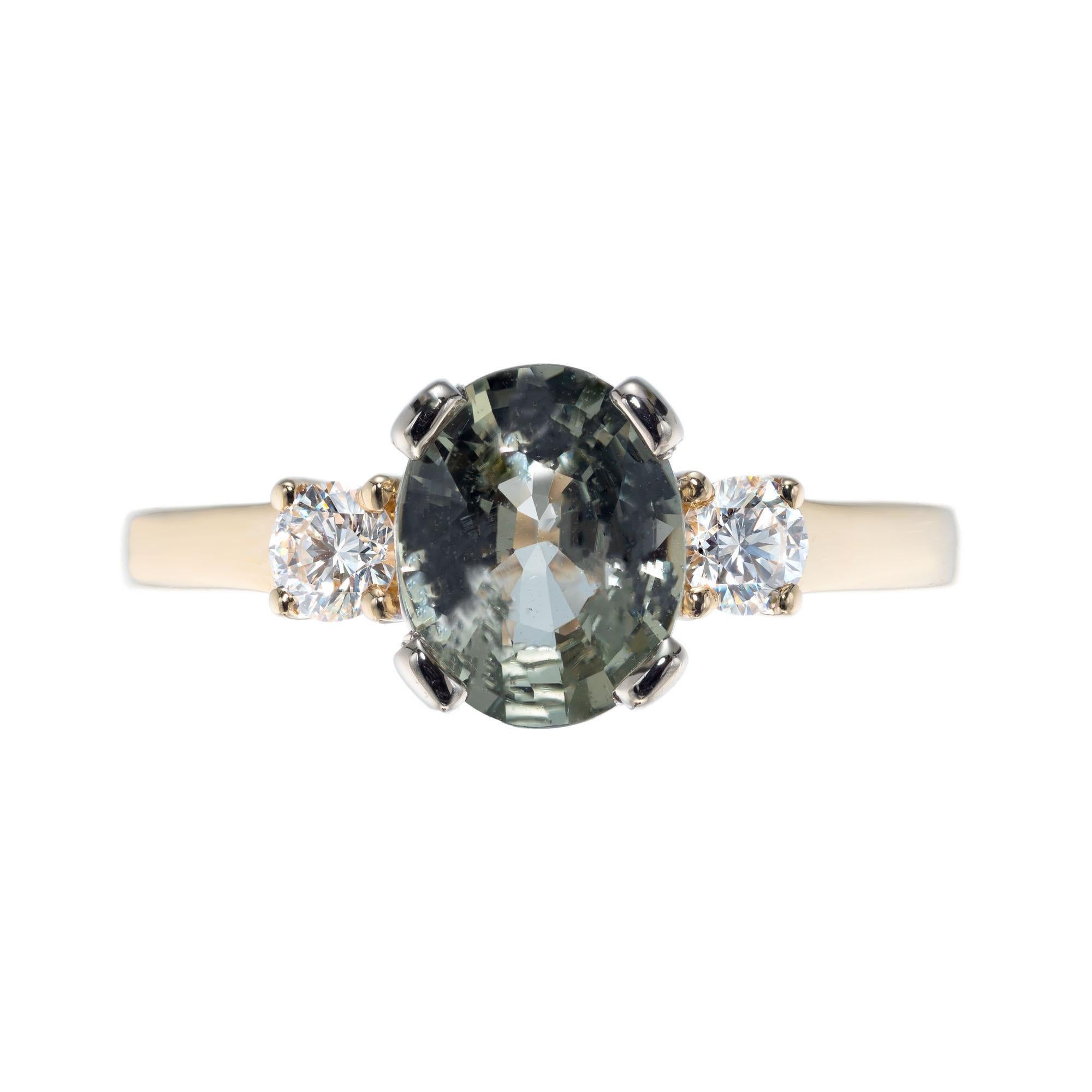 Taille ovale Natalie K Bague de fiançailles à trois pierres en or avec saphir vert naturel et diamant en vente